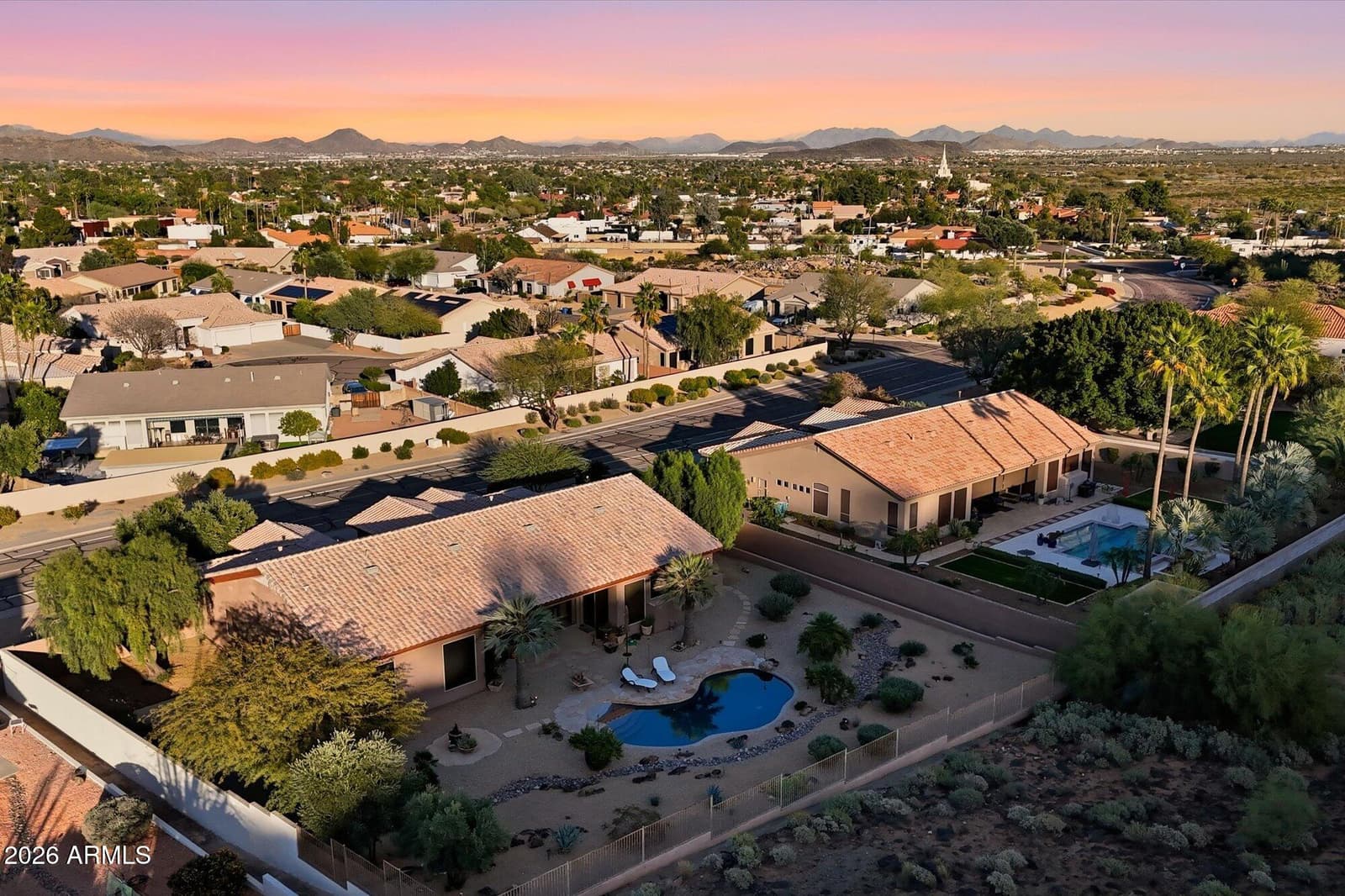 5565 W PINNACLE HILL Drive W, Glendale, AZ 85310 — photo 9 of 54
