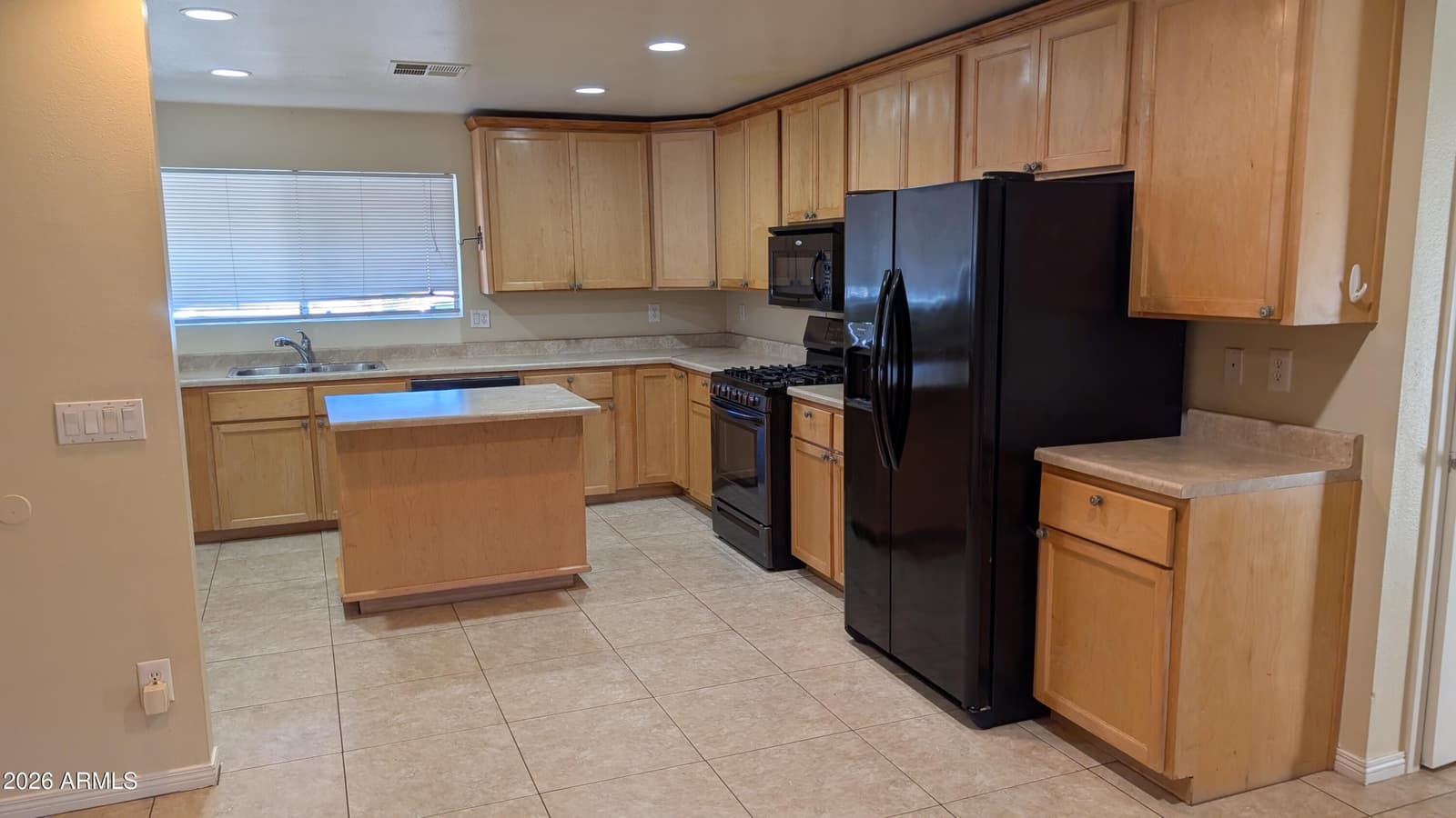 2929 E EBERLE Lane, Phoenix, AZ 85032 — photo 4 of 15