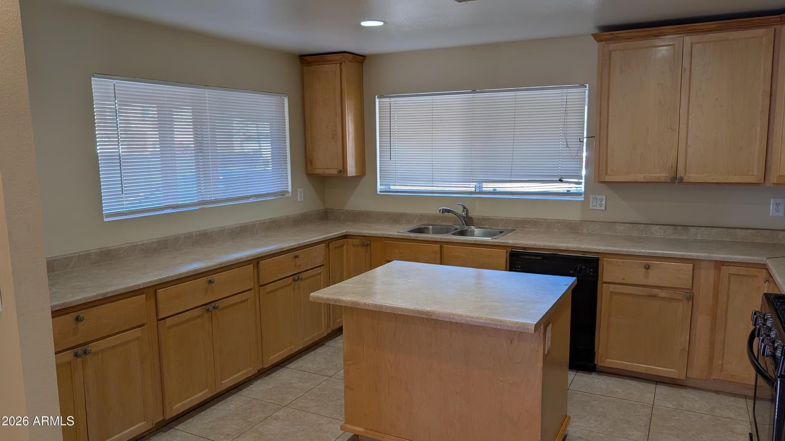 2929 E EBERLE Lane, Phoenix, AZ 85032 — photo 5 of 15