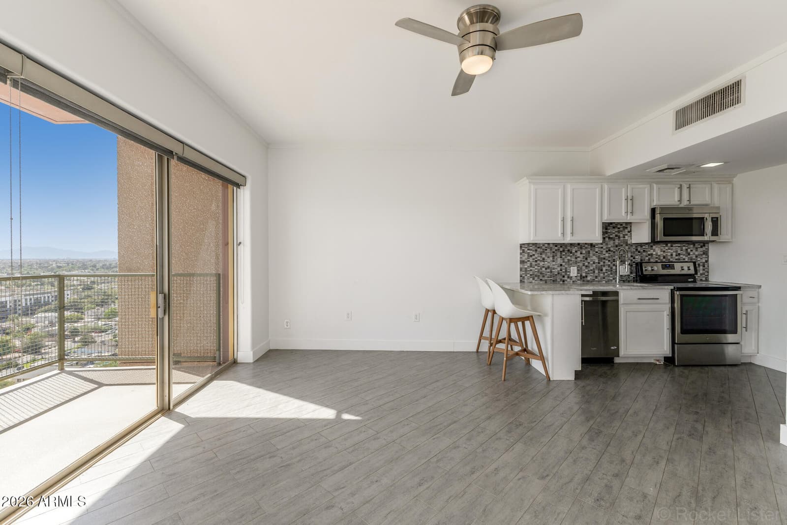 4750 N CENTRAL Avenue E16, Phoenix, AZ 85012 — photo 4 of 29