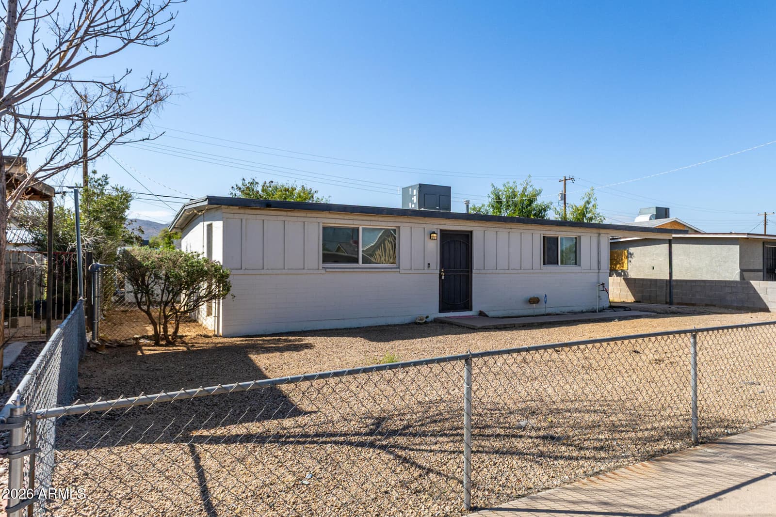 2301 E LYNNE Lane, Phoenix, AZ 85042 — photo 4 of 17