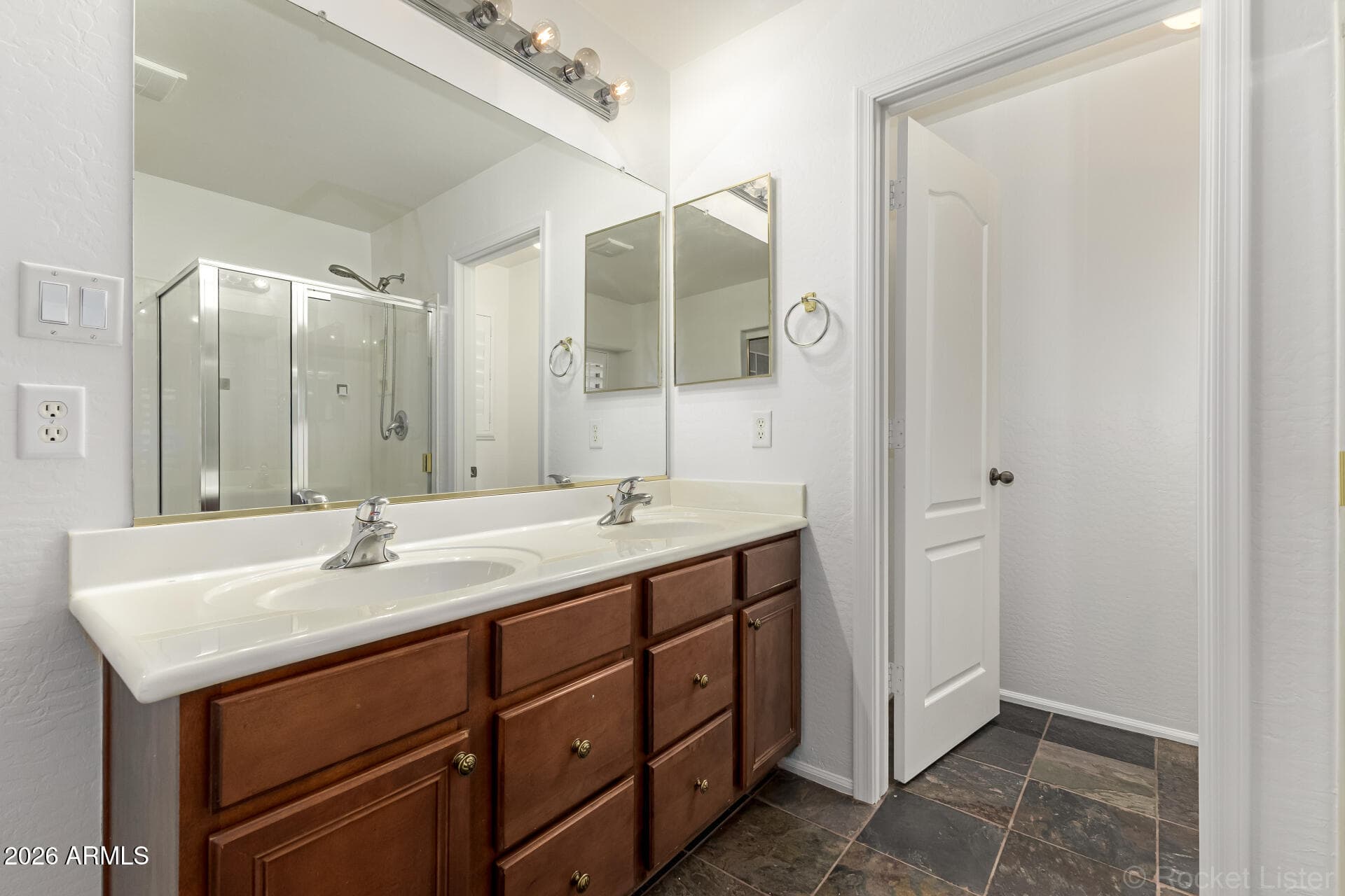 5635 W SOUTHGATE Avenue, Phoenix, AZ 85043 — photo 18 of 33