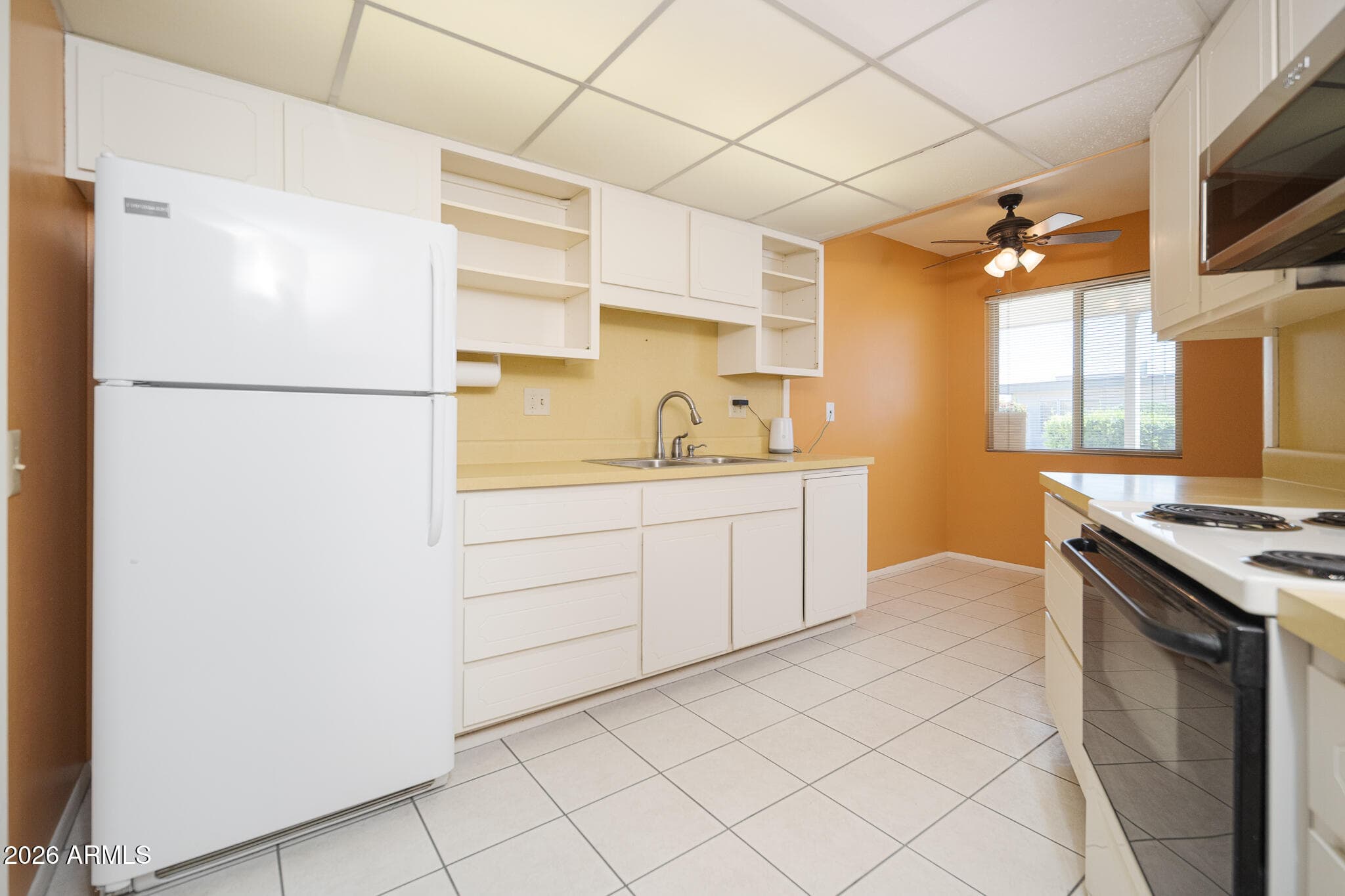 10874 W COGGINS Drive, Sun City, AZ 85351 — photo 4 of 30