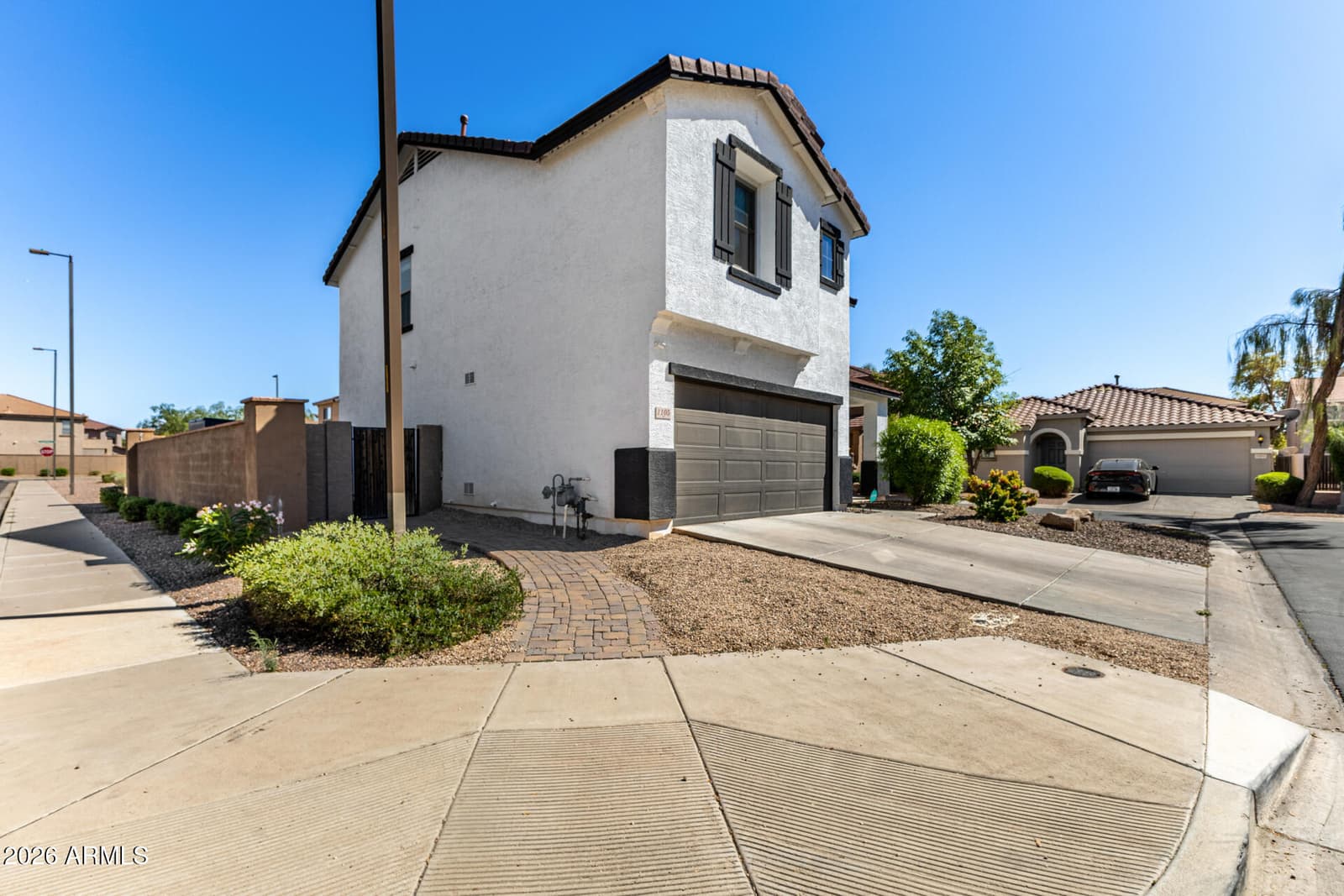 1105 E PARKVIEW Court, Gilbert, AZ 85295 — photo 4 of 35
