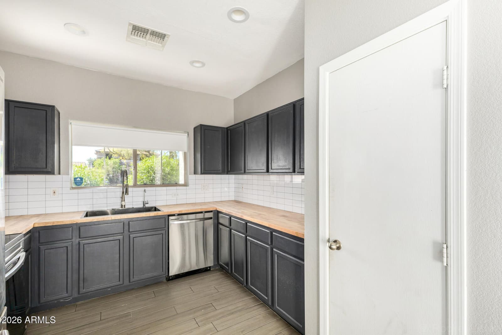 1105 E PARKVIEW Court, Gilbert, AZ 85295 — photo 11 of 35