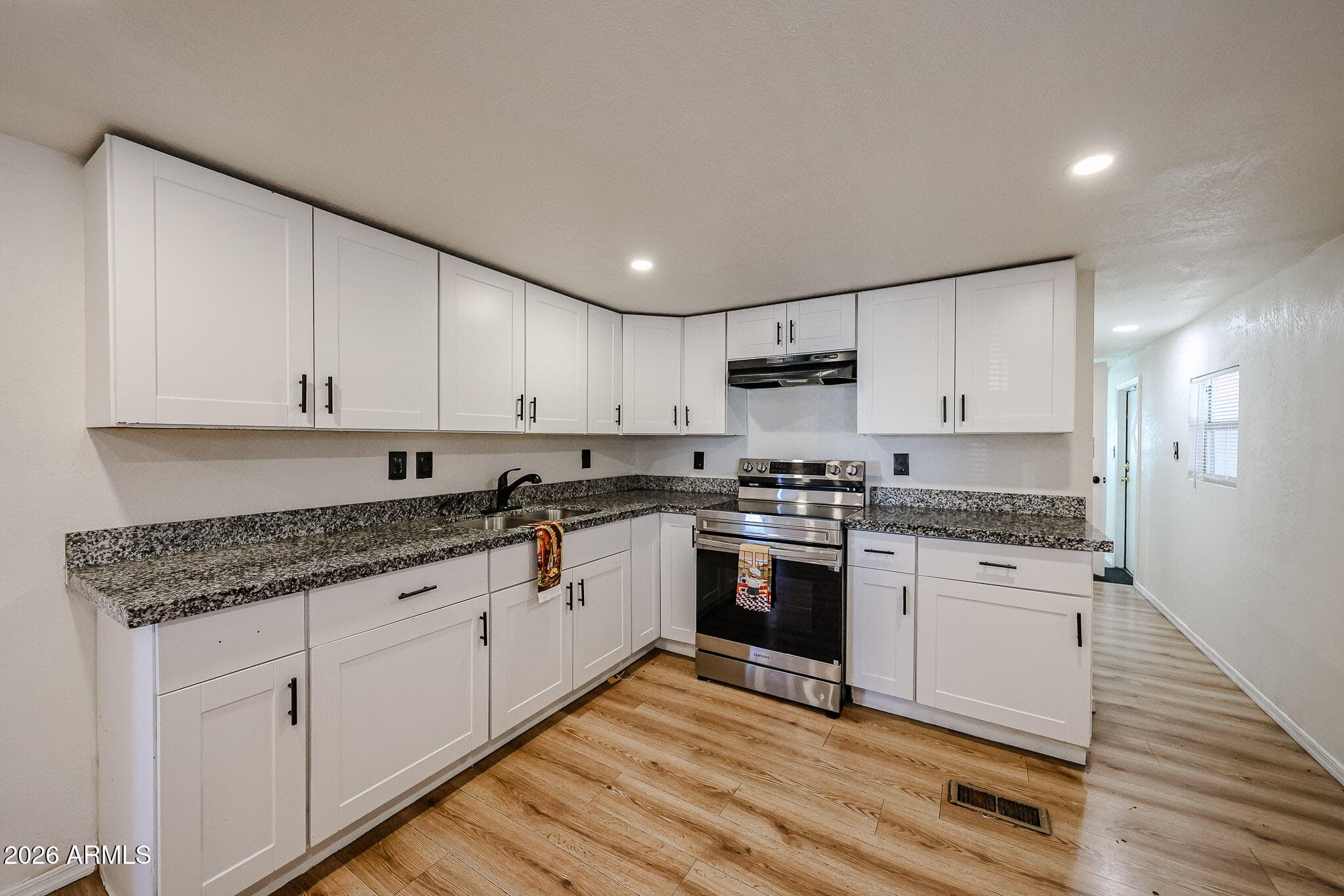 515 E CHARLESTON Avenue, Phoenix, AZ 85022 — photo 8 of 38