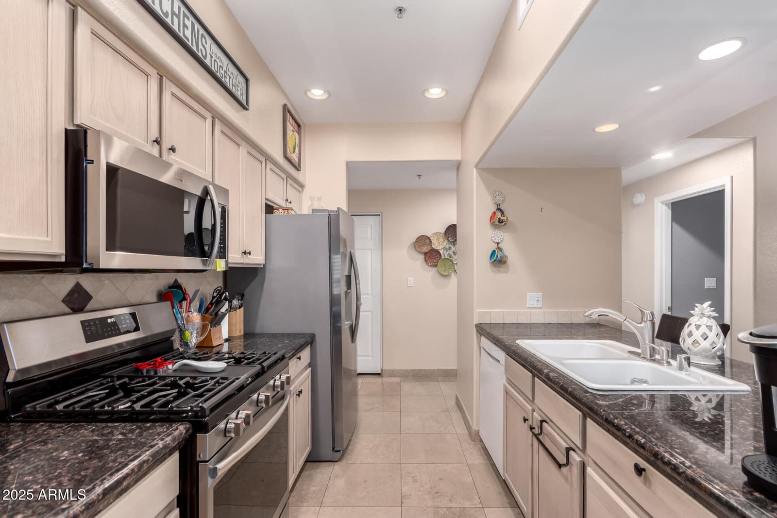 7401 W ARROWHEAD CLUBHOUSE Drive 1023, Glendale, AZ 85308 — photo 1 of 32