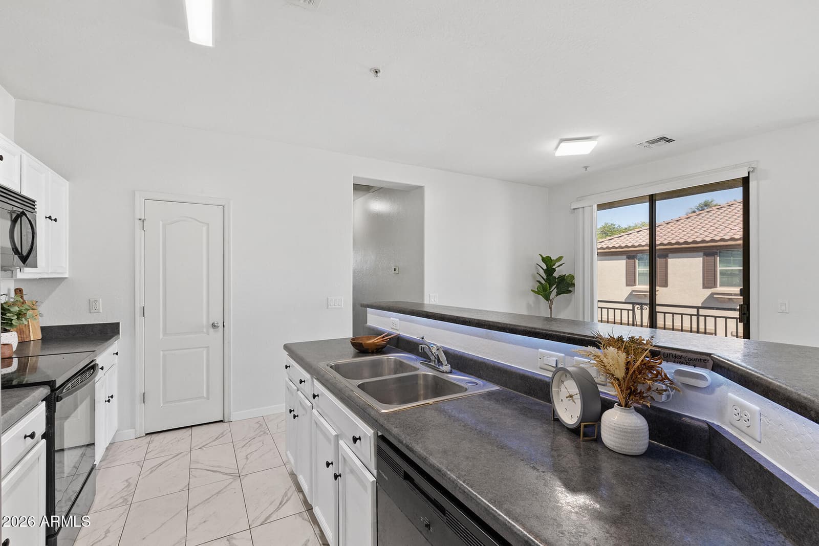 8189 W GROOM CREEK Road, Phoenix, AZ 85043 — photo 16 of 36