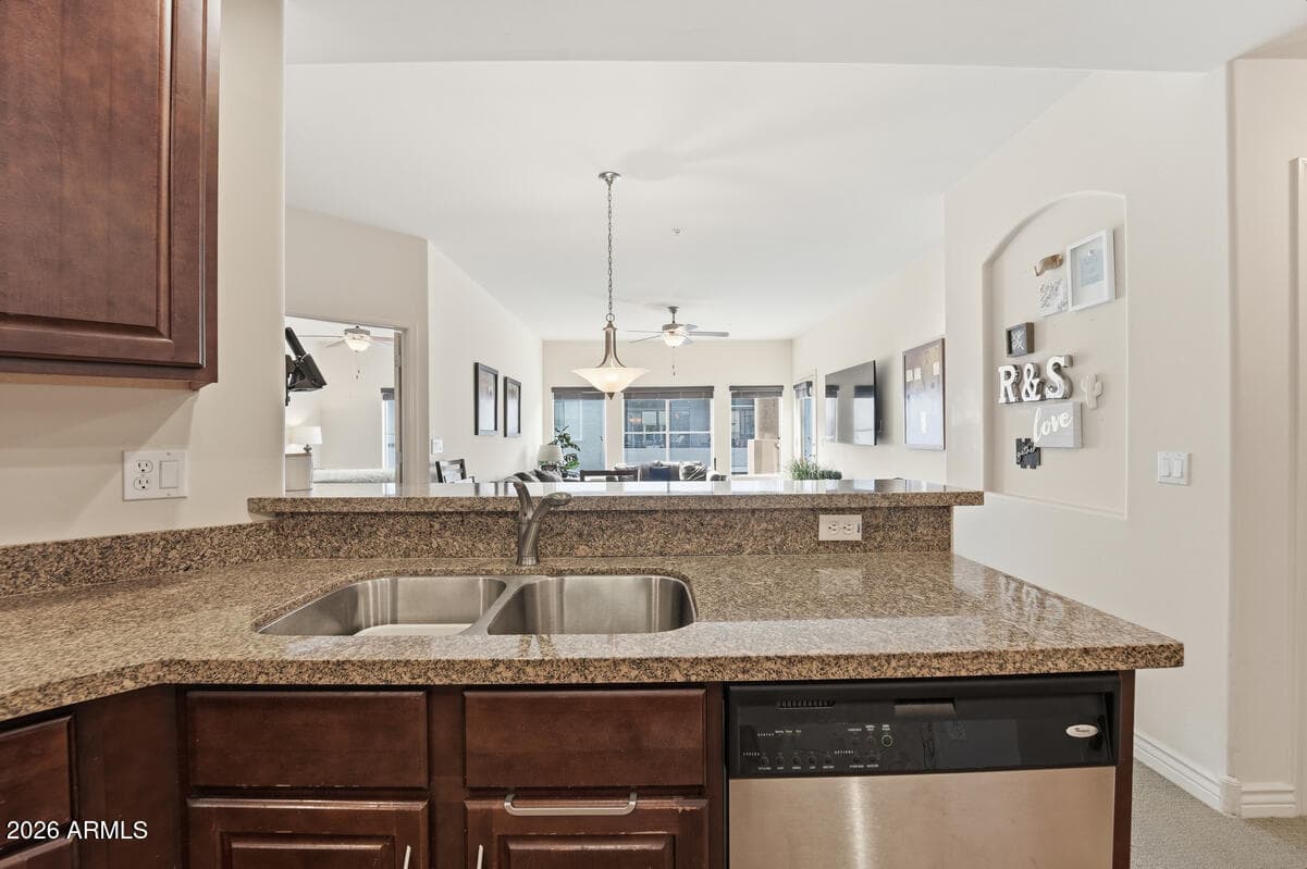 5350 E DEER VALLEY Drive 4401, Phoenix, AZ 85054 — photo 9 of 37
