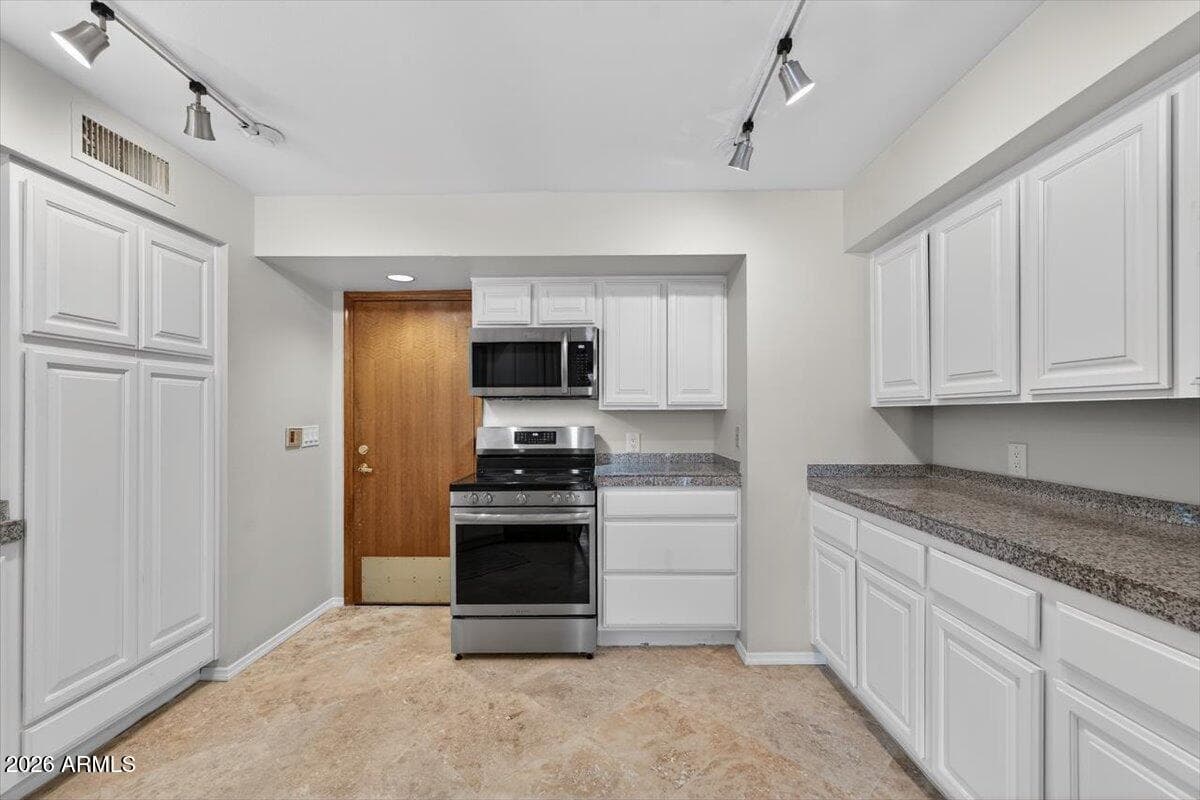 5750 N 10TH Street 5, Phoenix, AZ 85014 — photo 6 of 36