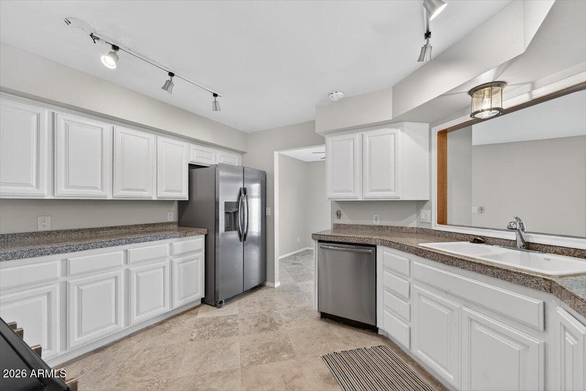 5750 N 10TH Street 5, Phoenix, AZ 85014 — photo 8 of 36