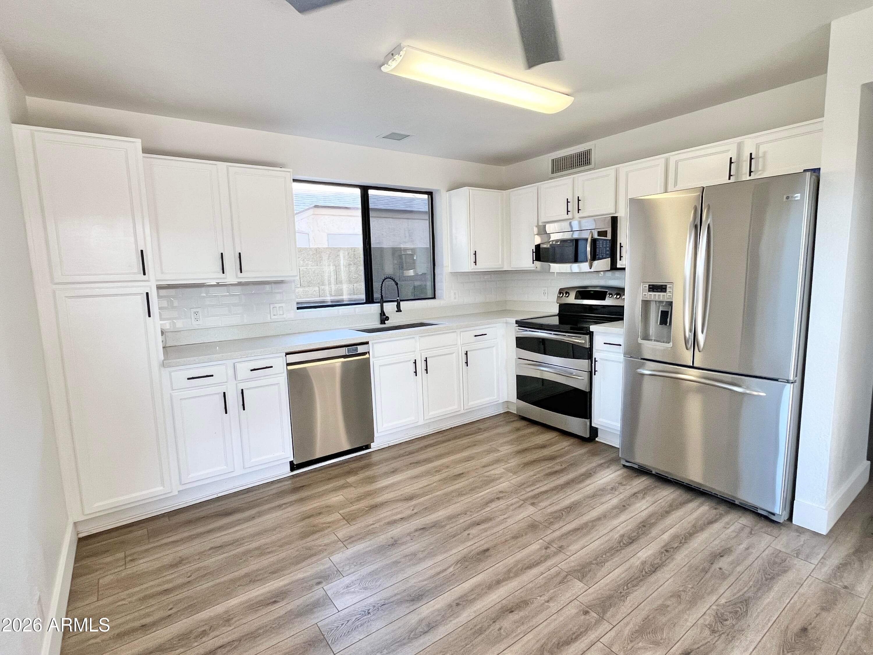 4047 W WHISPERING WIND Drive, Glendale, AZ 85310 — photo 12 of 34