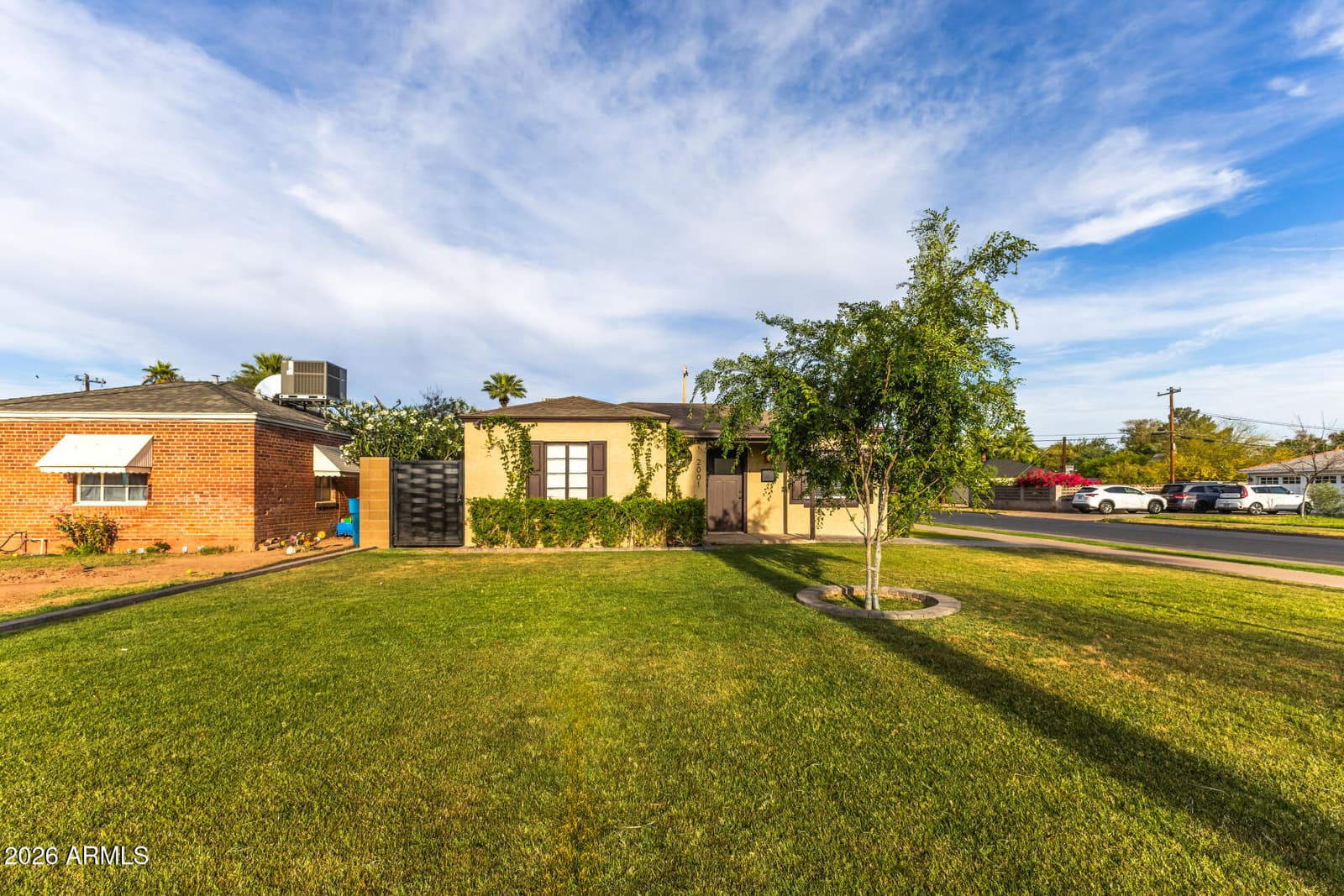 2001 N LAUREL Avenue, Phoenix, AZ 85007 — photo 4 of 48