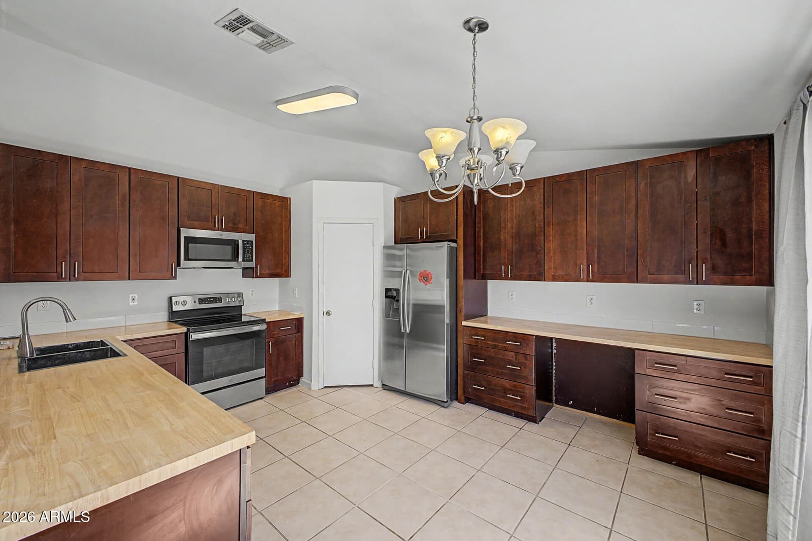 8111 E DES MOINES Street E, Mesa, AZ 85207 — photo 10 of 28