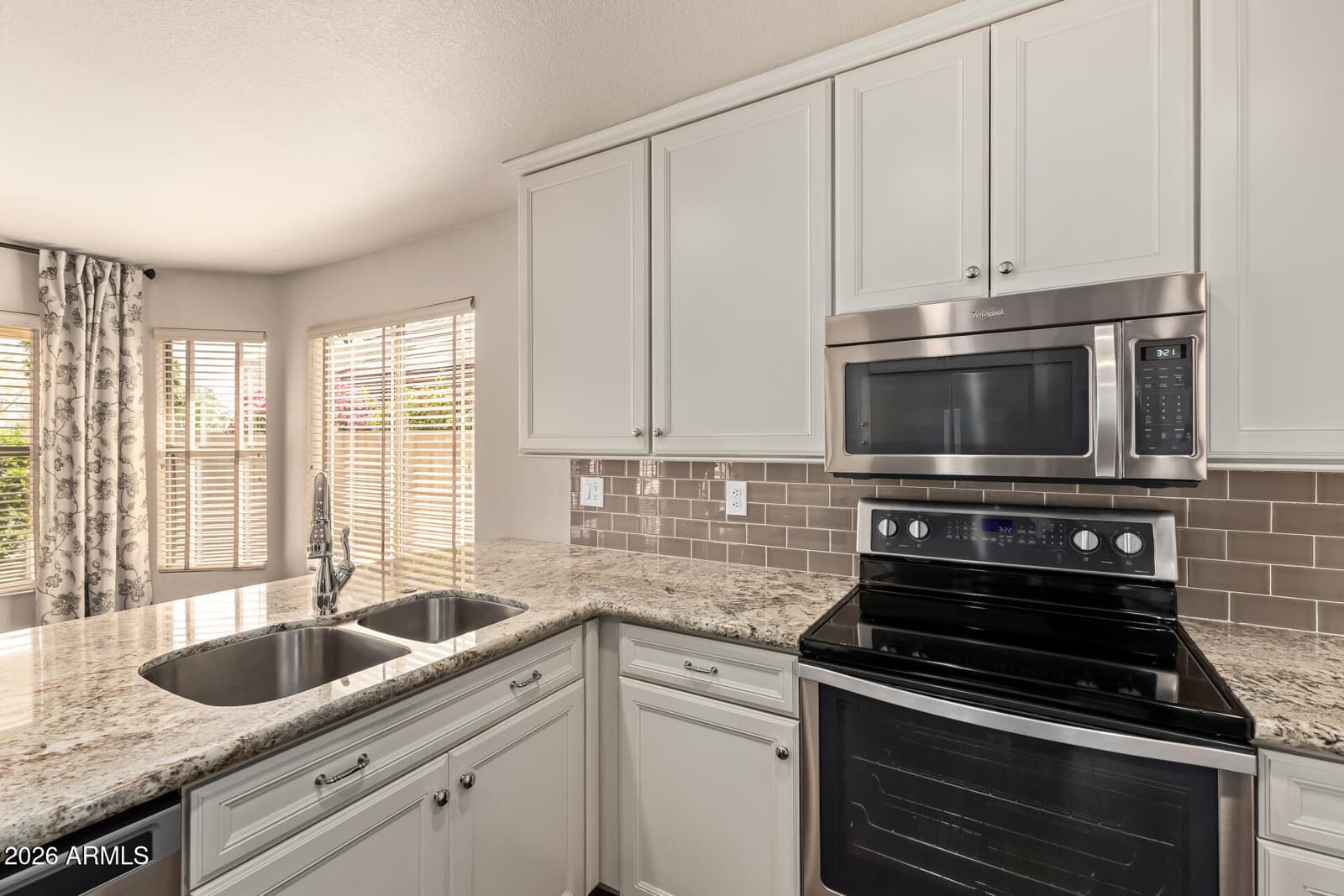 4631 E LONE CACTUS Drive, Phoenix, AZ 85050 — photo 4 of 41