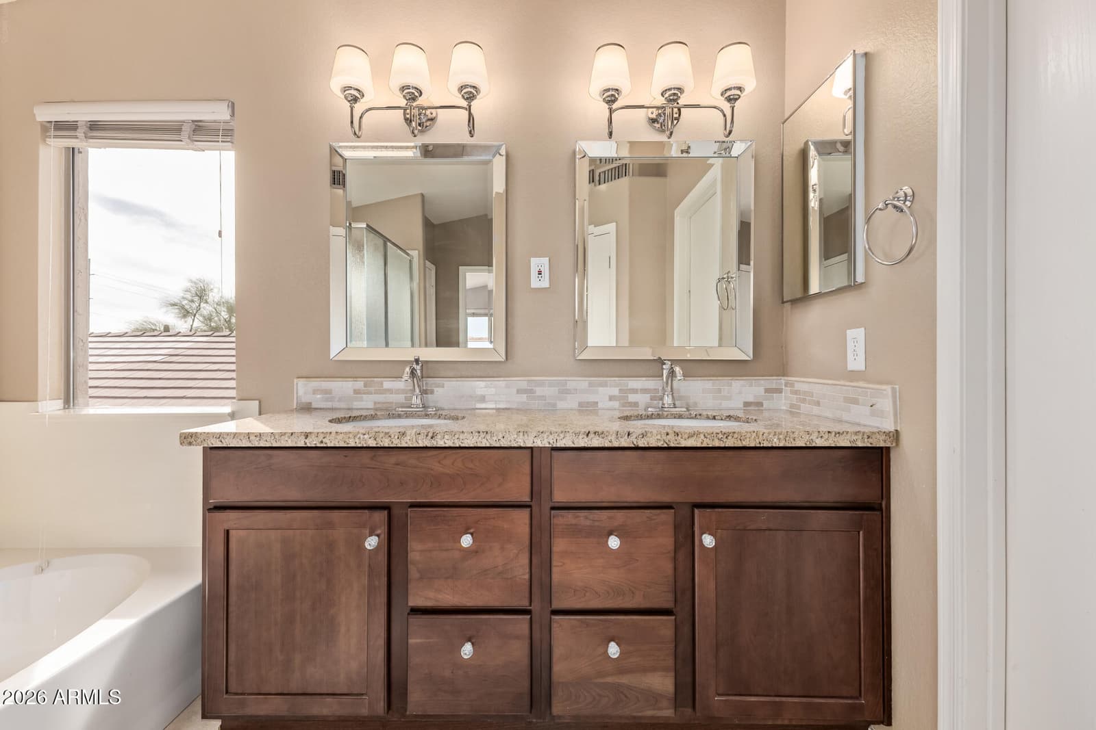 4631 E LONE CACTUS Drive, Phoenix, AZ 85050 — photo 18 of 41