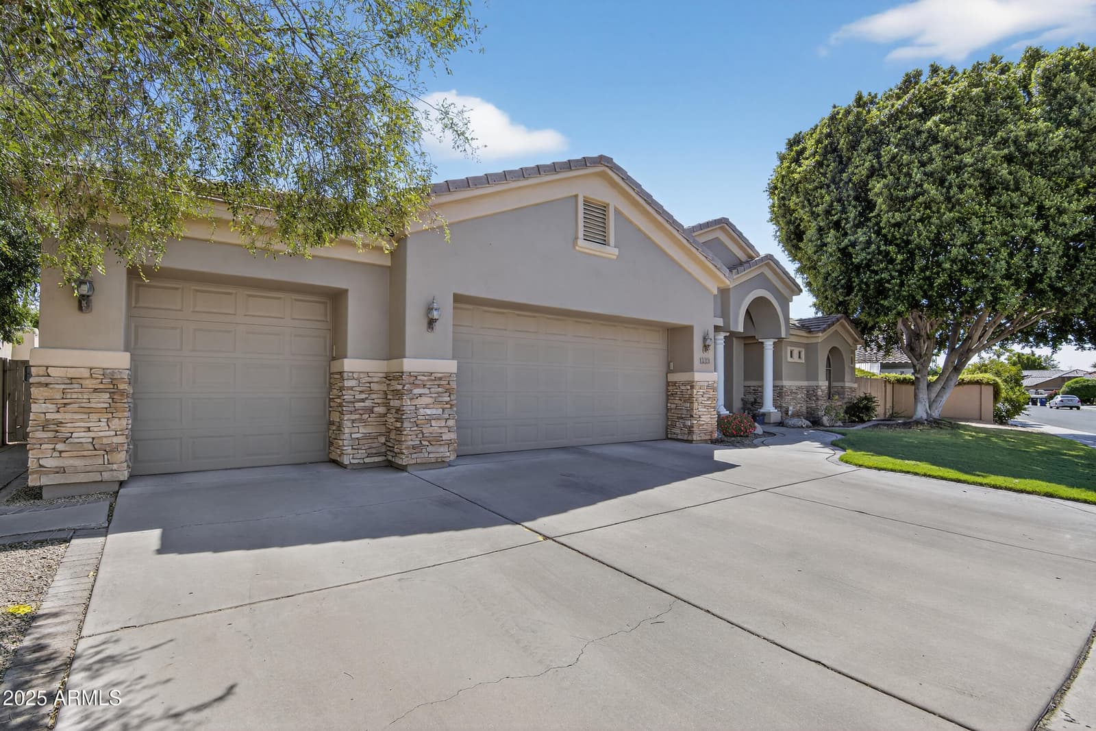 1333 N CLIFFSIDE Drive, Gilbert, AZ 85234 — photo 3 of 98