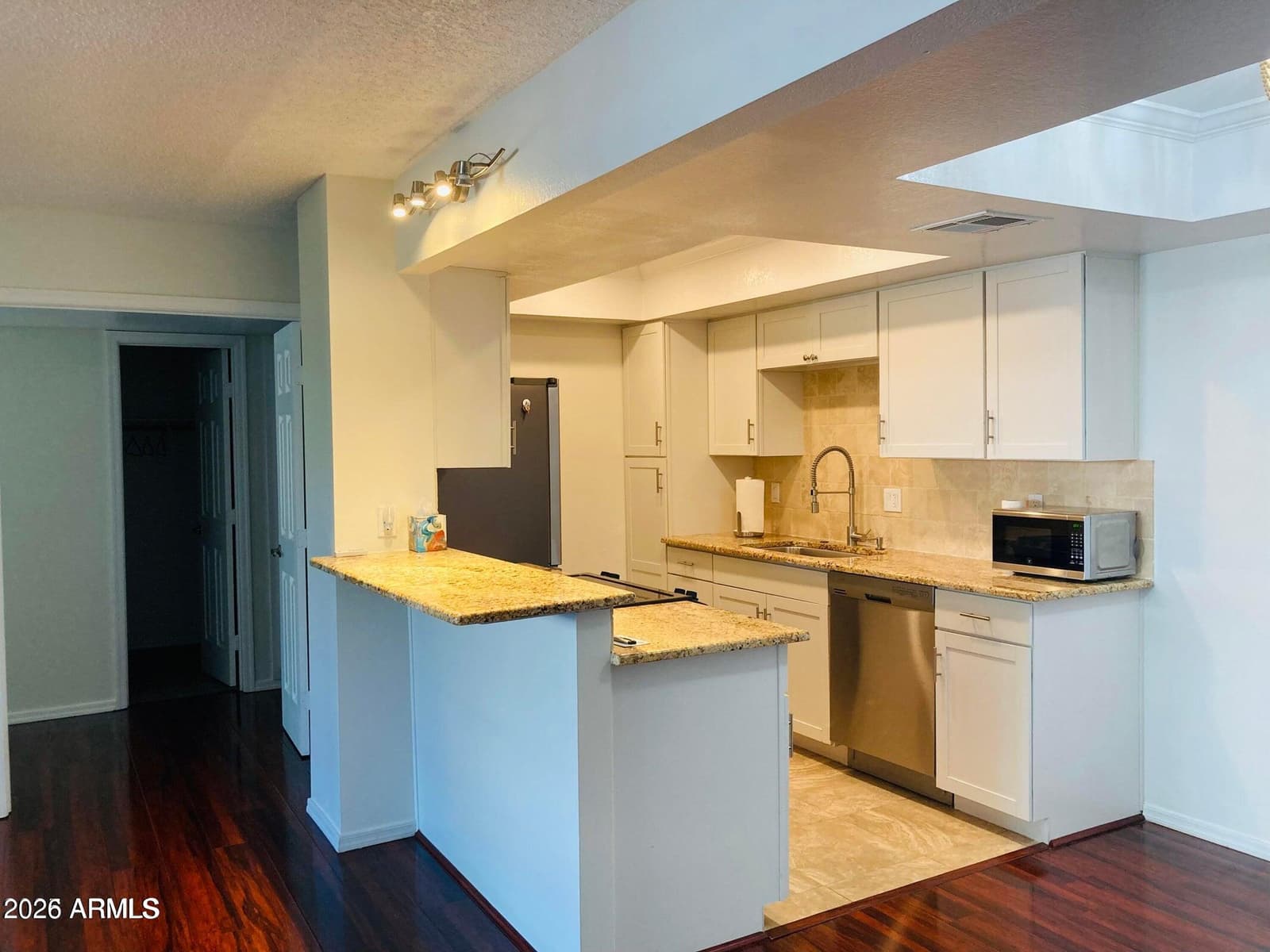 7557 N DREAMY DRAW Drive 276, Phoenix, AZ 85020 — photo 4 of 24