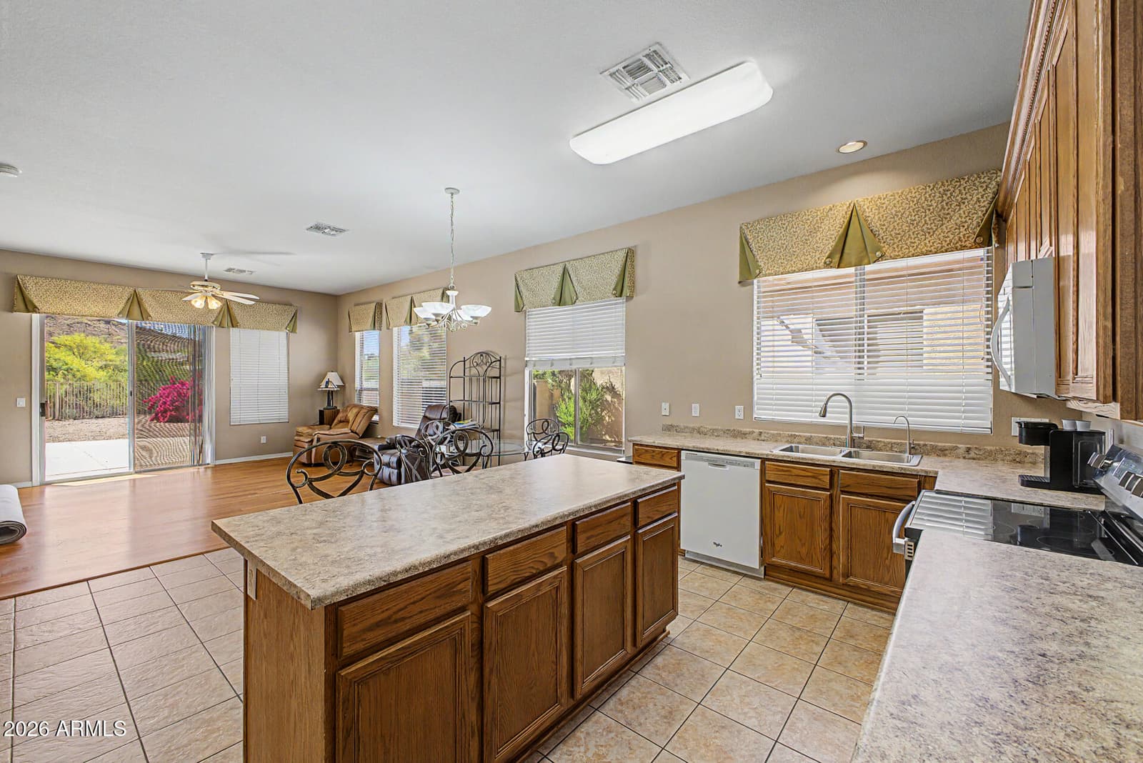 4394 S STRONG BOX Road, Gold Canyon, AZ 85118 — photo 14 of 33