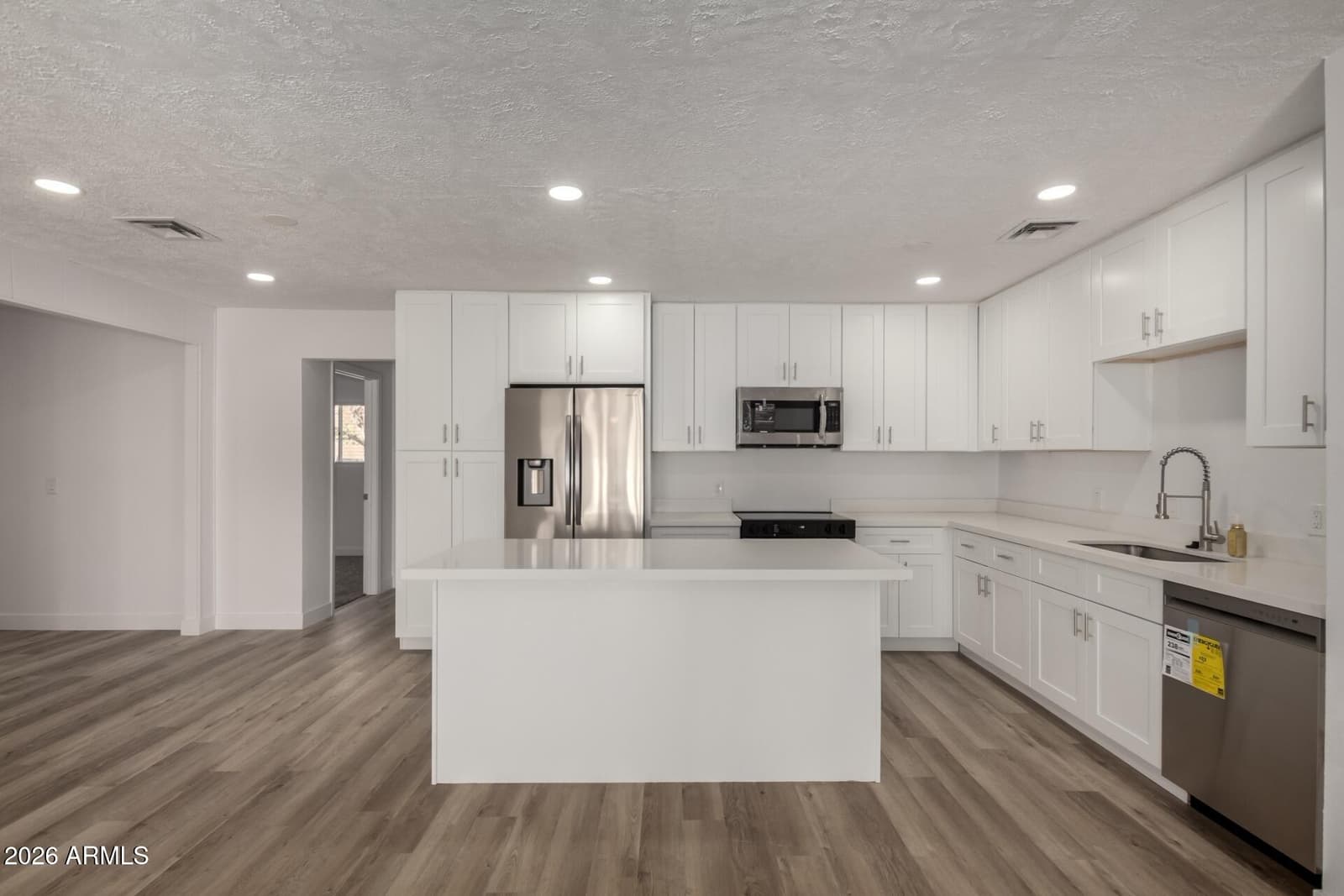 526 S OXBOW Drive, Wickenburg, AZ 85390 — photo 10 of 35