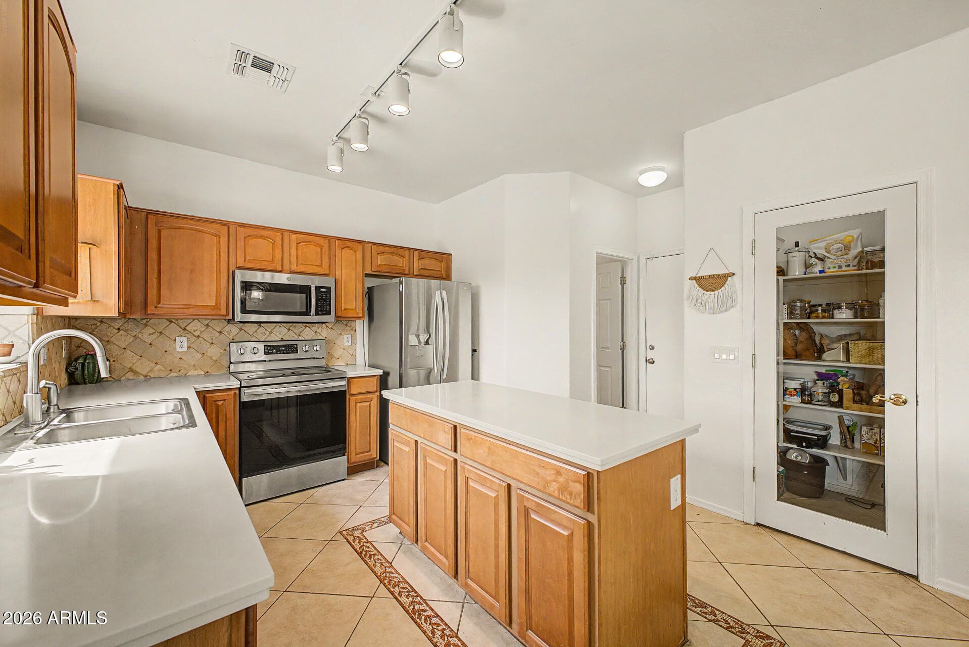 6025 S 15TH Drive, Phoenix, AZ 85041 — photo 13 of 42
