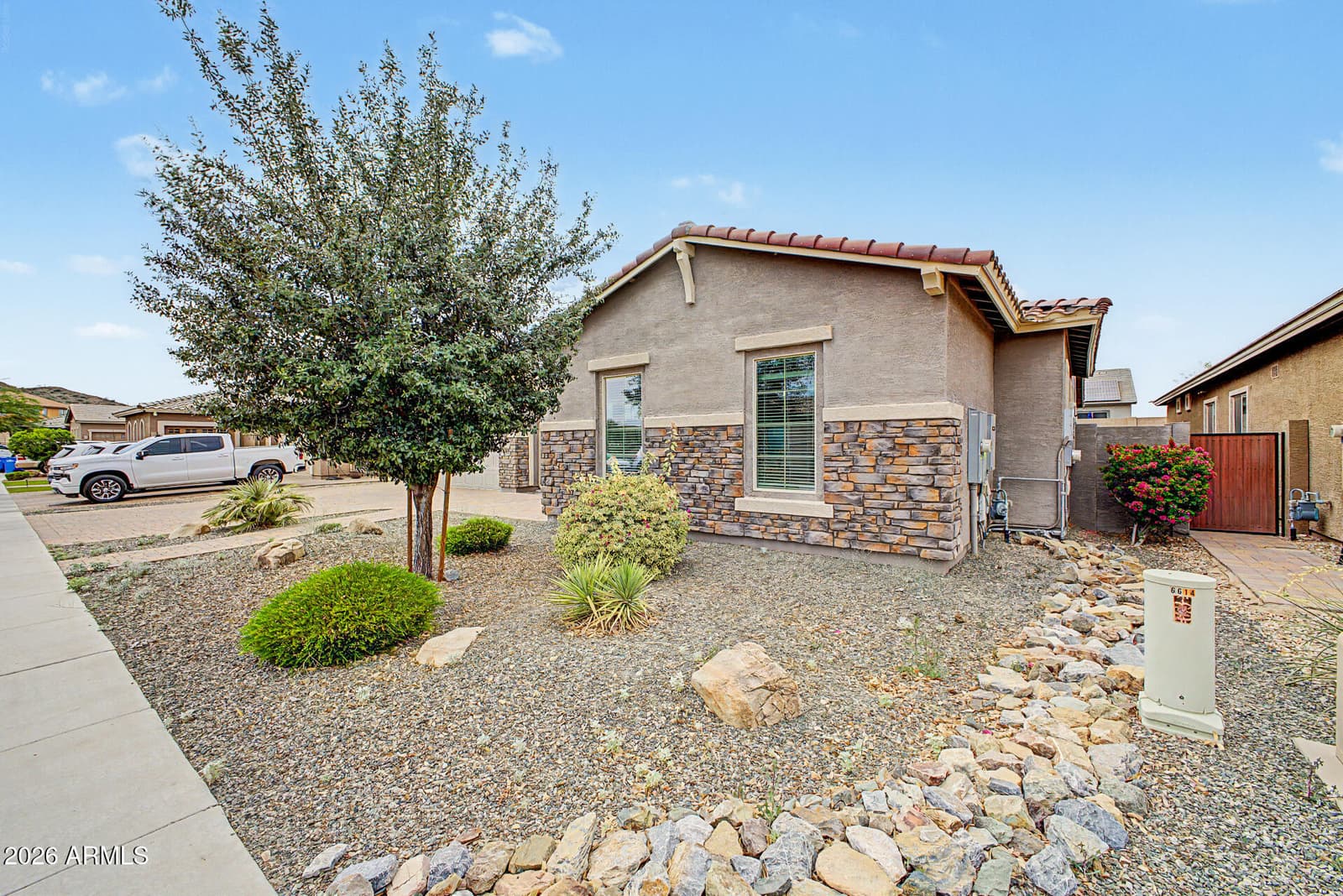6618 W MADRE DEL ORO Drive, Phoenix, AZ 85083 — photo 10 of 50