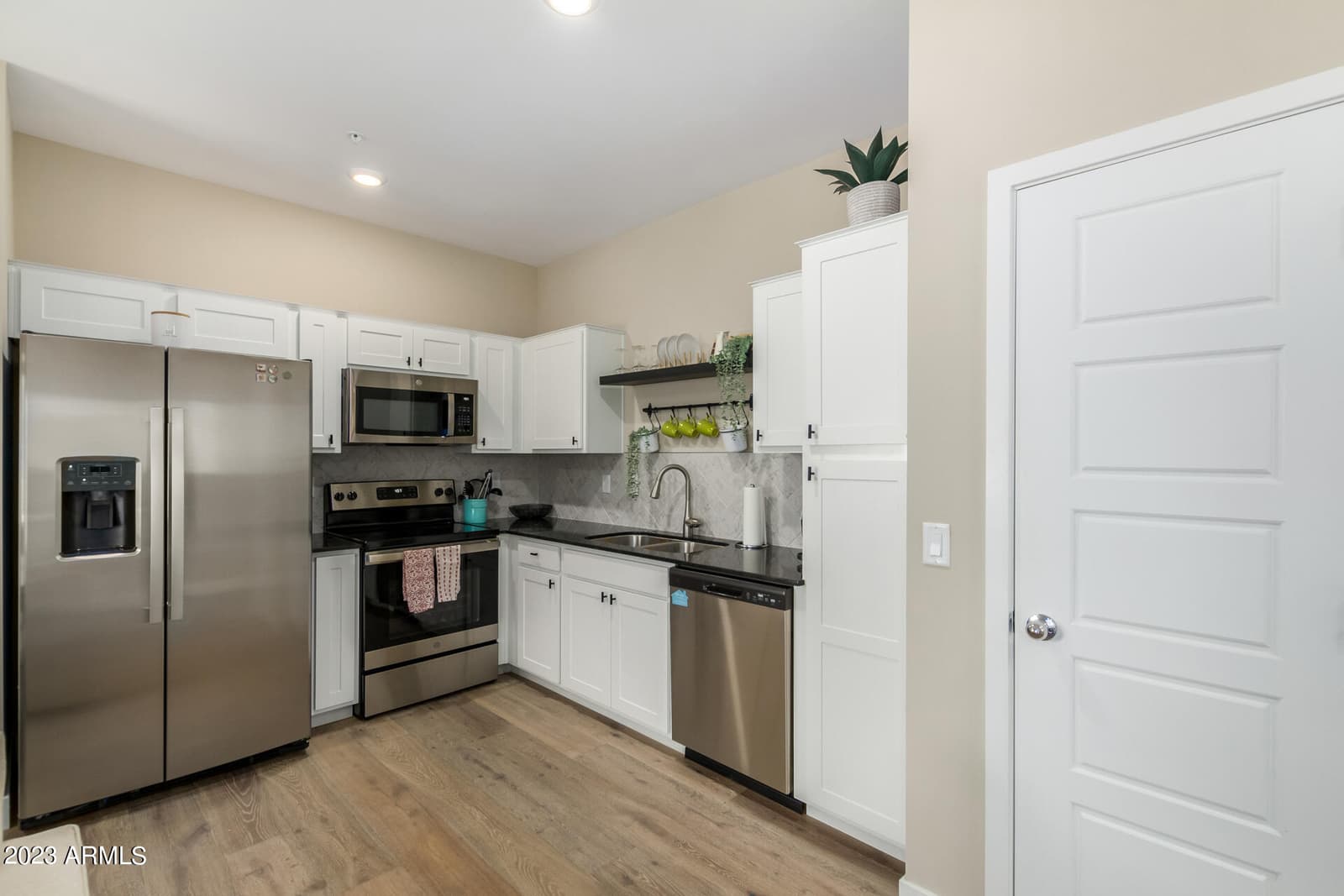 2268 W LAURIE Lane, Phoenix, AZ 85021 — photo 6 of 34