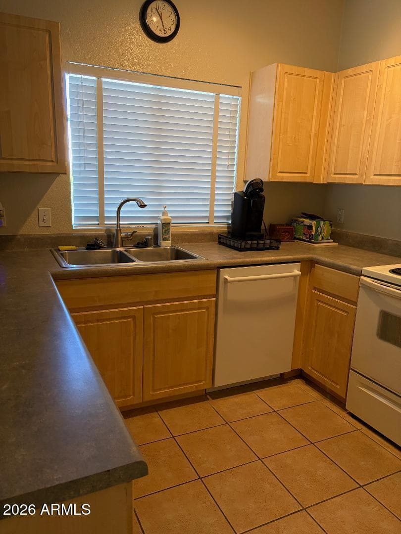 7401 W Arrowhead Clubhouse Drive 1001, Glendale, AZ 85308 — photo 11 of 32