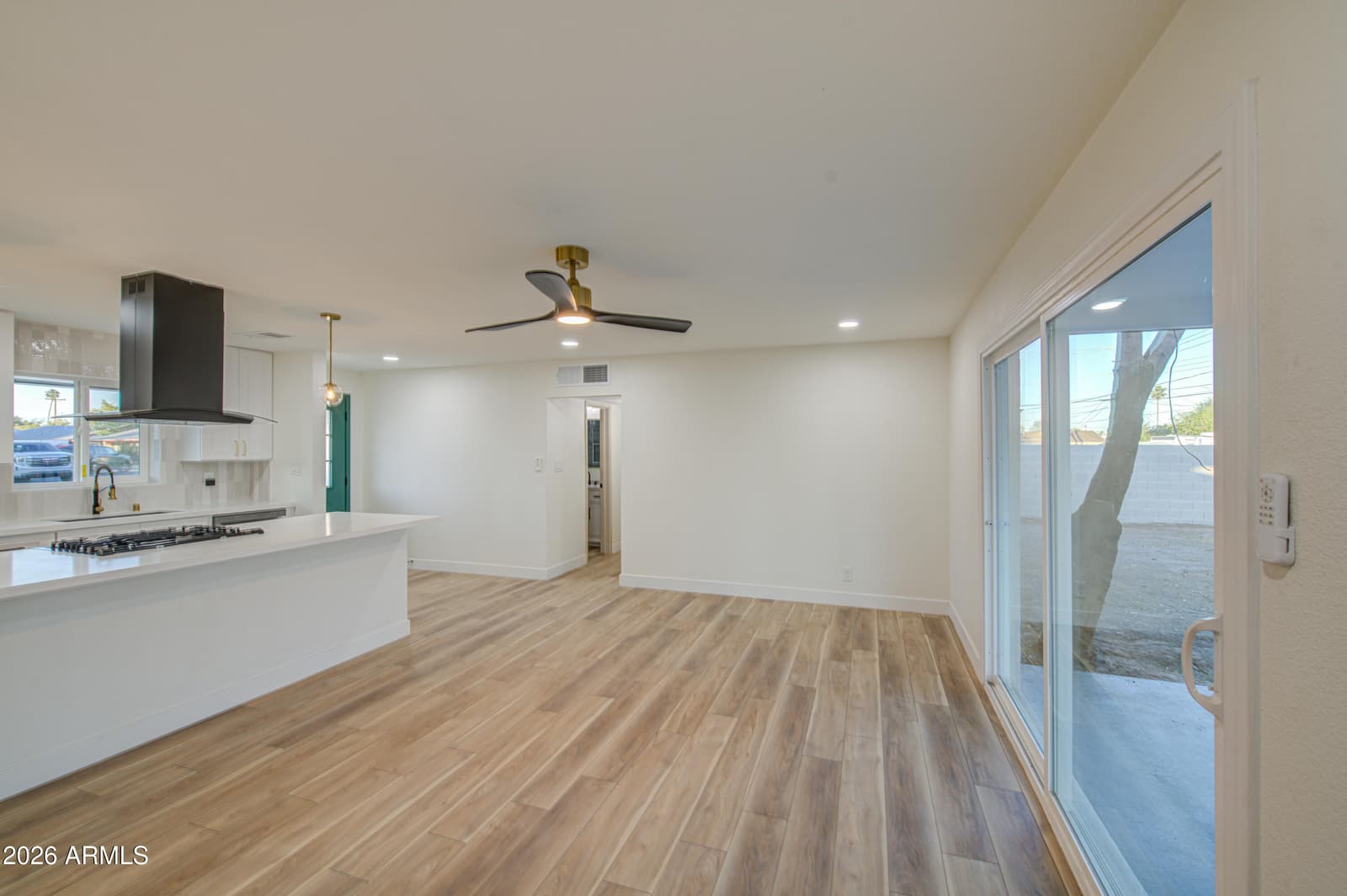 3801 W MONTEBELLO Avenue, Phoenix, AZ 85019 — photo 5 of 42