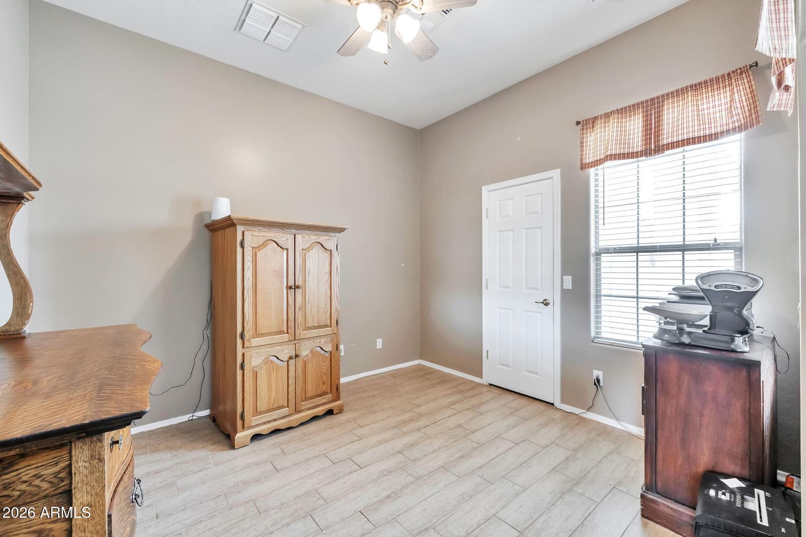 8807 W CAROLE Lane, Glendale, AZ 85305 — photo 6 of 31