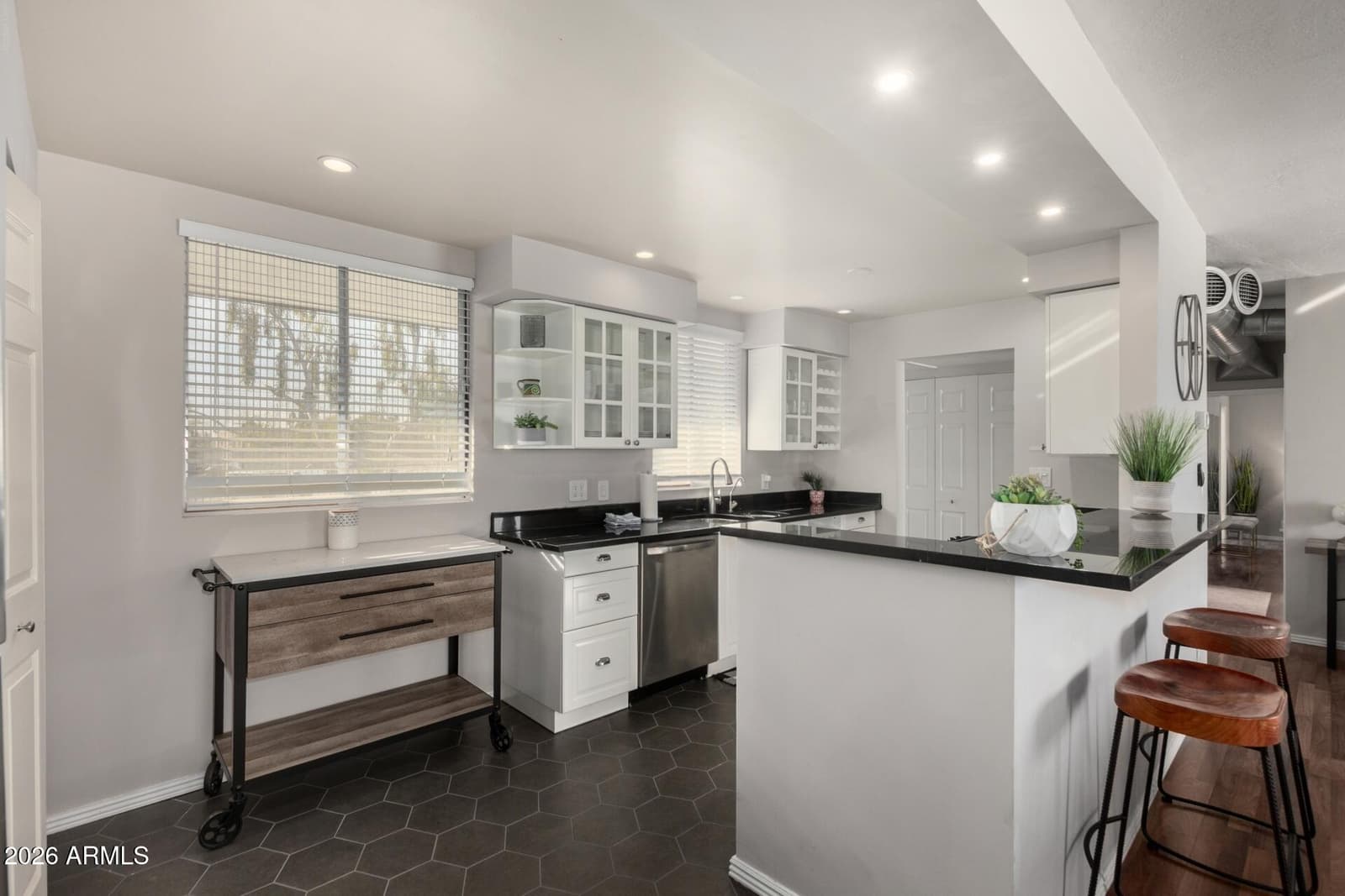 3270 E CAMELBACK Road 213, Phoenix, AZ 85018 — photo 10 of 41