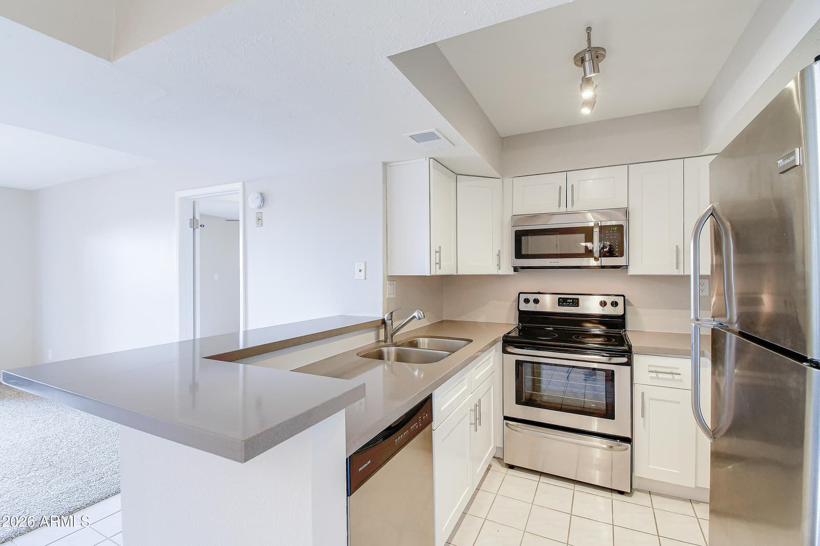 540 N MAY Street 2111, Mesa, AZ 85201 — photo 3 of 29