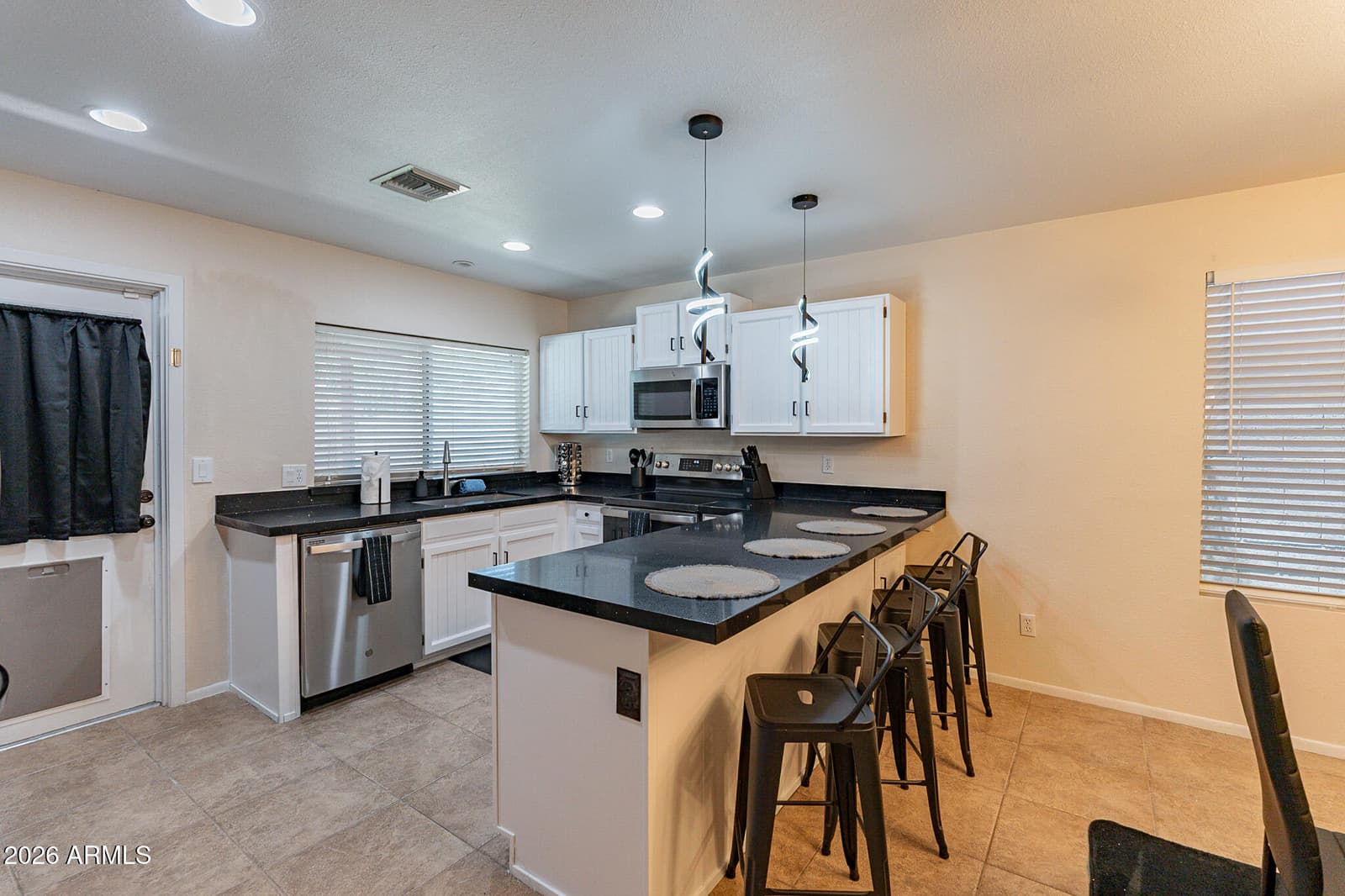 3911 W DESERT COVE Avenue, Phoenix, AZ 85029 — photo 6 of 19