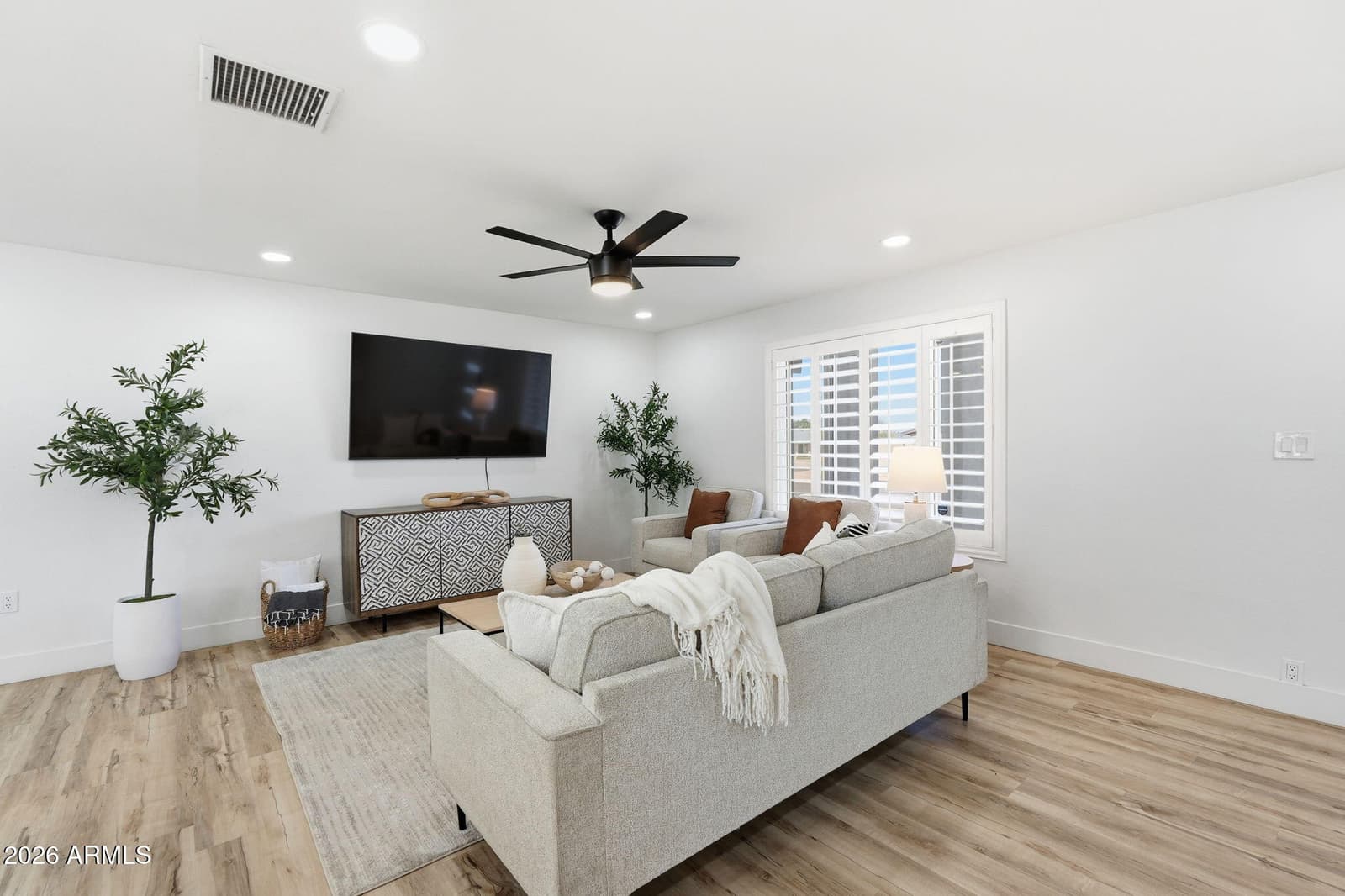 11608 N 32ND Place, Phoenix, AZ 85028 — photo 5 of 30