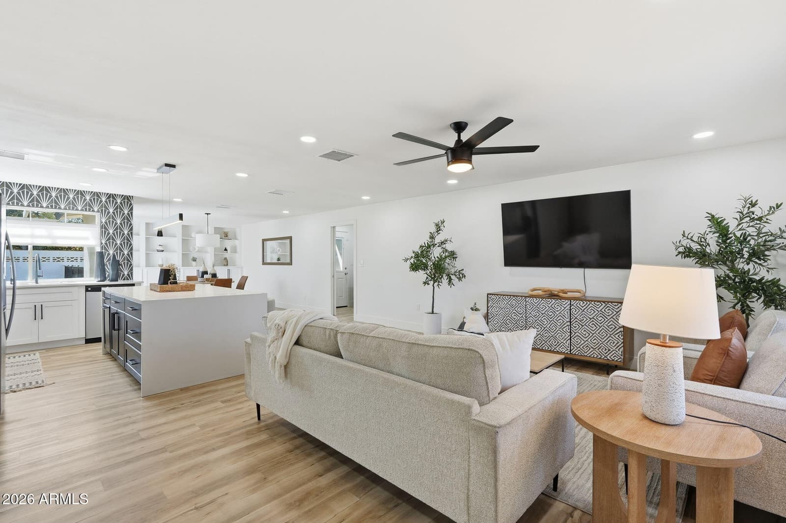 11608 N 32ND Place, Phoenix, AZ 85028 — photo 3 of 30