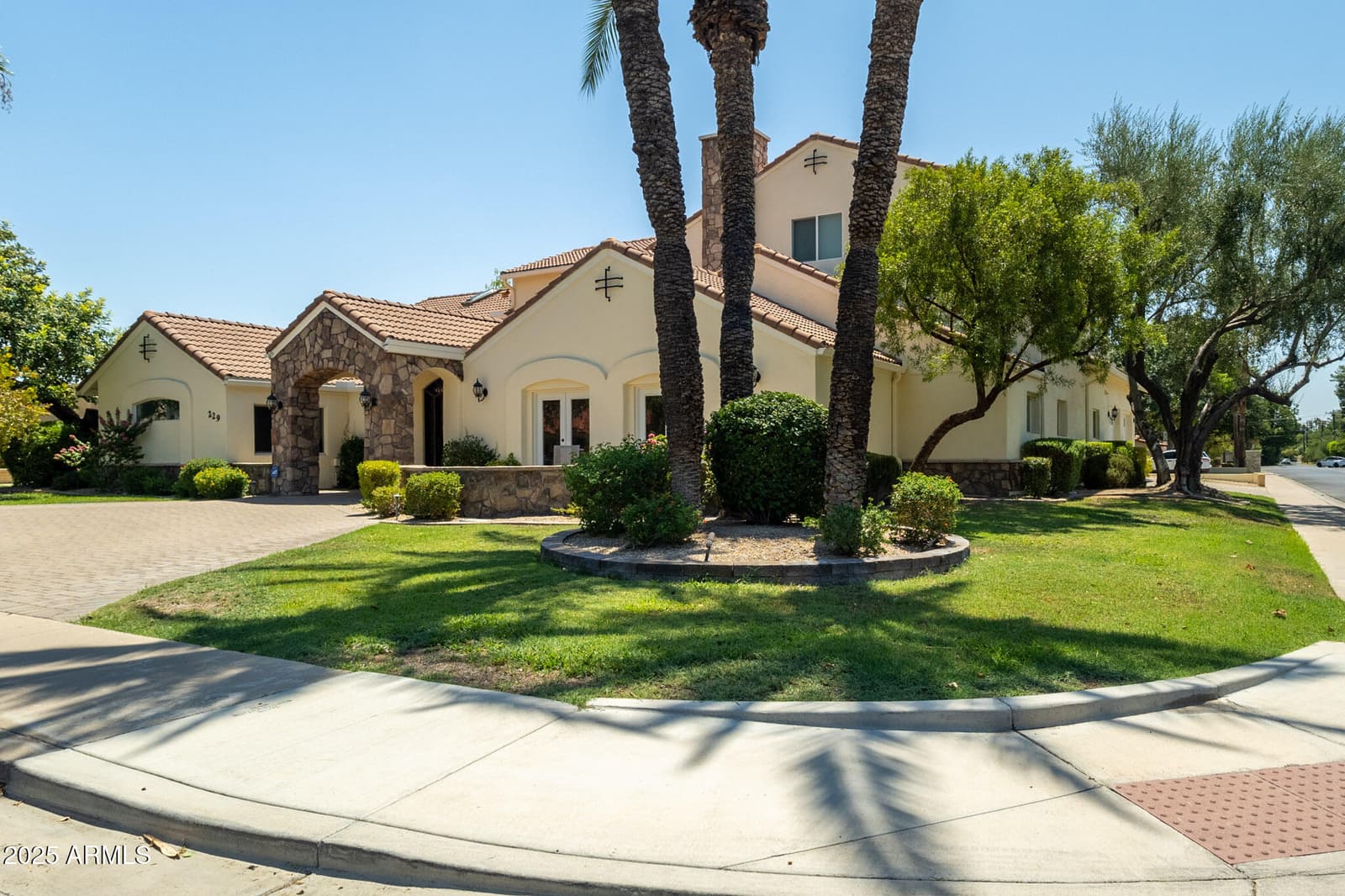 229 W VISTA Avenue, Phoenix, AZ 85021 — photo 8 of 112