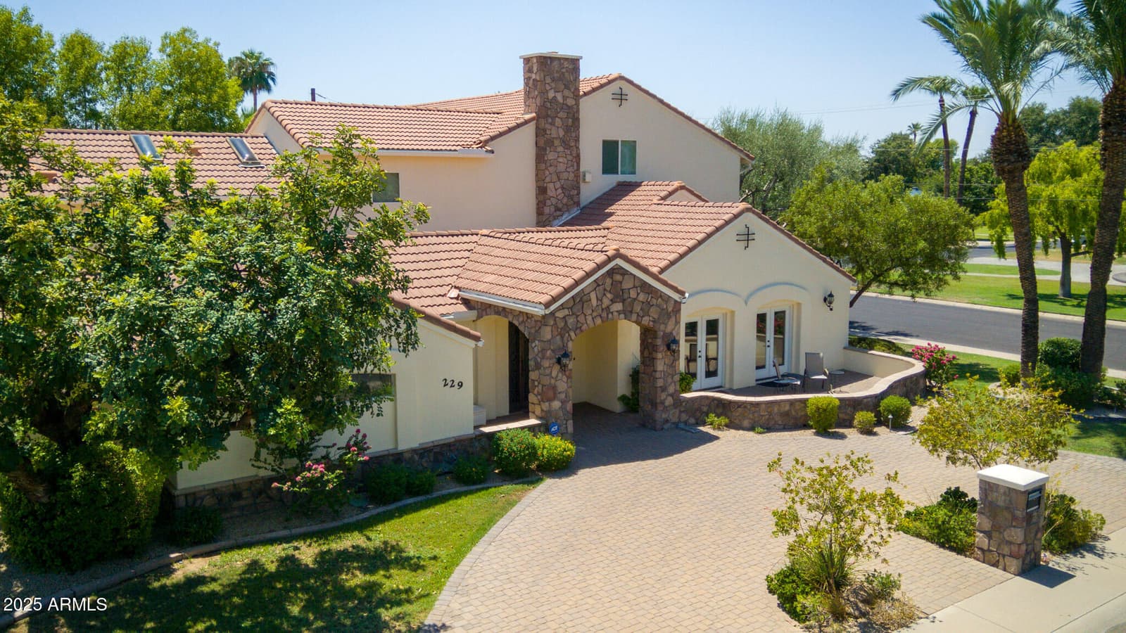 229 W VISTA Avenue, Phoenix, AZ 85021 — photo 9 of 112