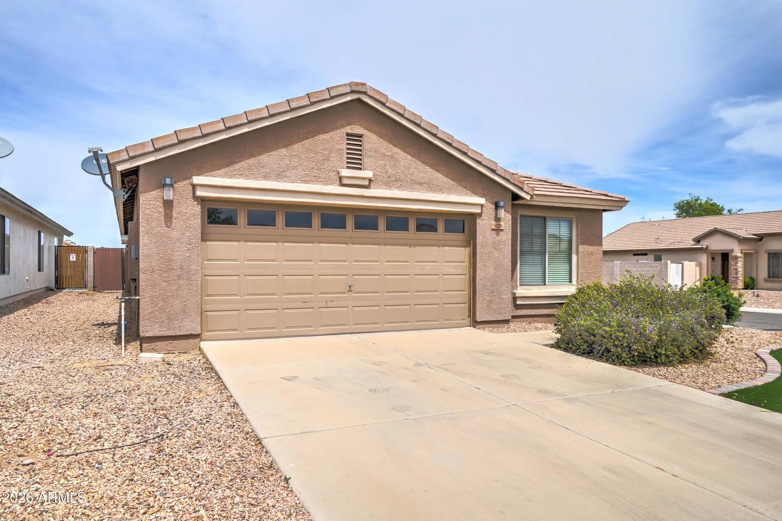 928 W DESERT HILLS Drive, San Tan Valley, AZ 85143 — photo 3 of 31