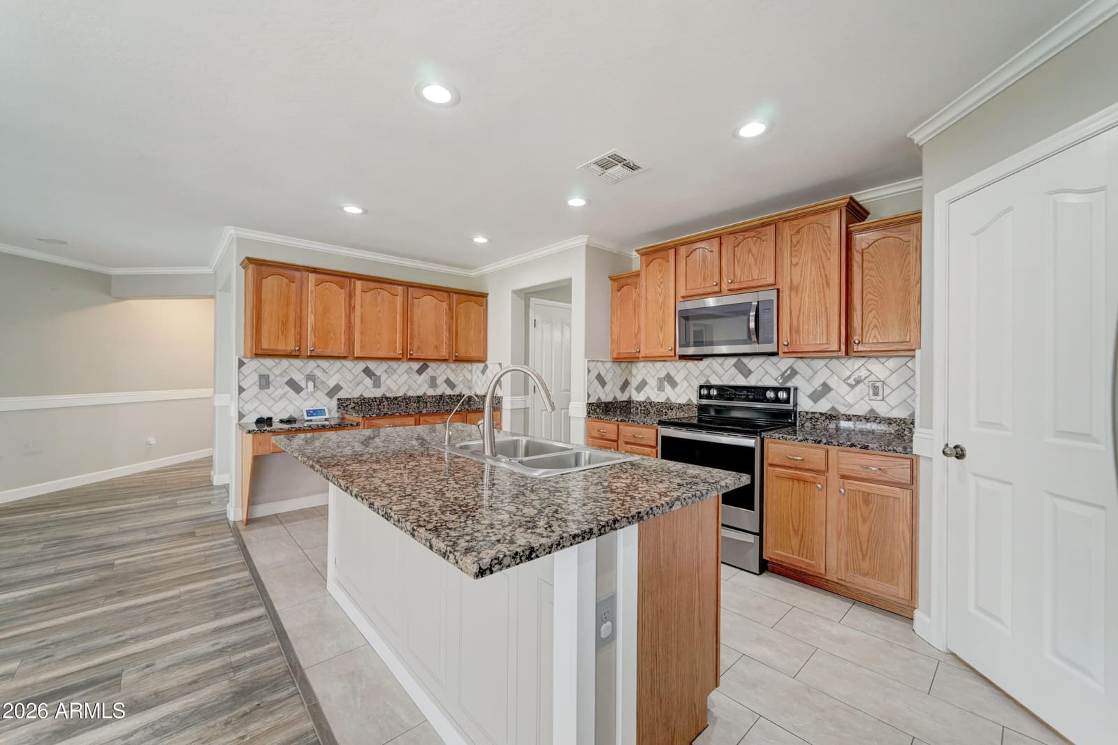 928 W DESERT HILLS Drive, San Tan Valley, AZ 85143 — photo 11 of 31