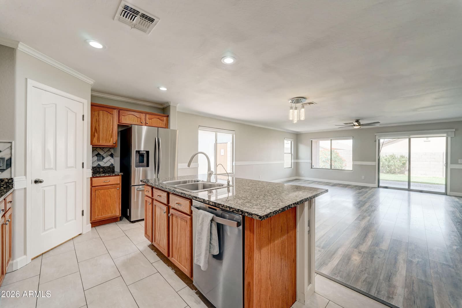 928 W DESERT HILLS Drive, San Tan Valley, AZ 85143 — photo 12 of 31