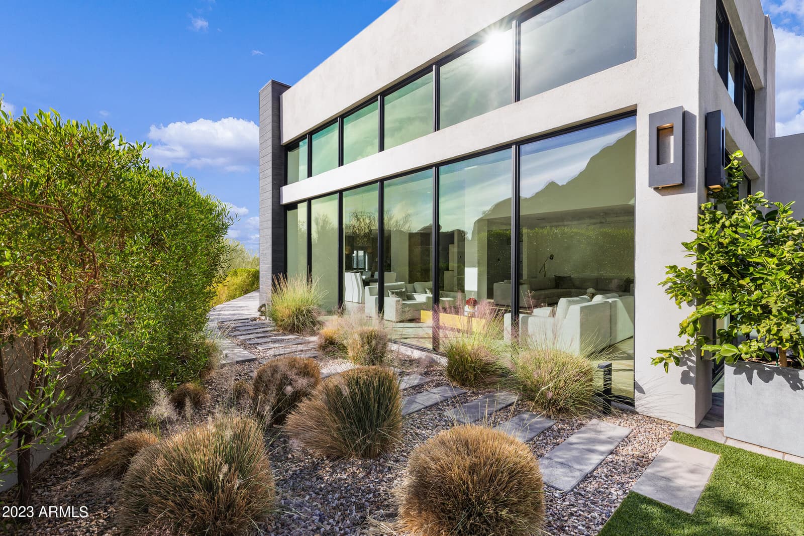 5841 N ECHO CANYON Circle, Phoenix, AZ 85018 — photo 10 of 101