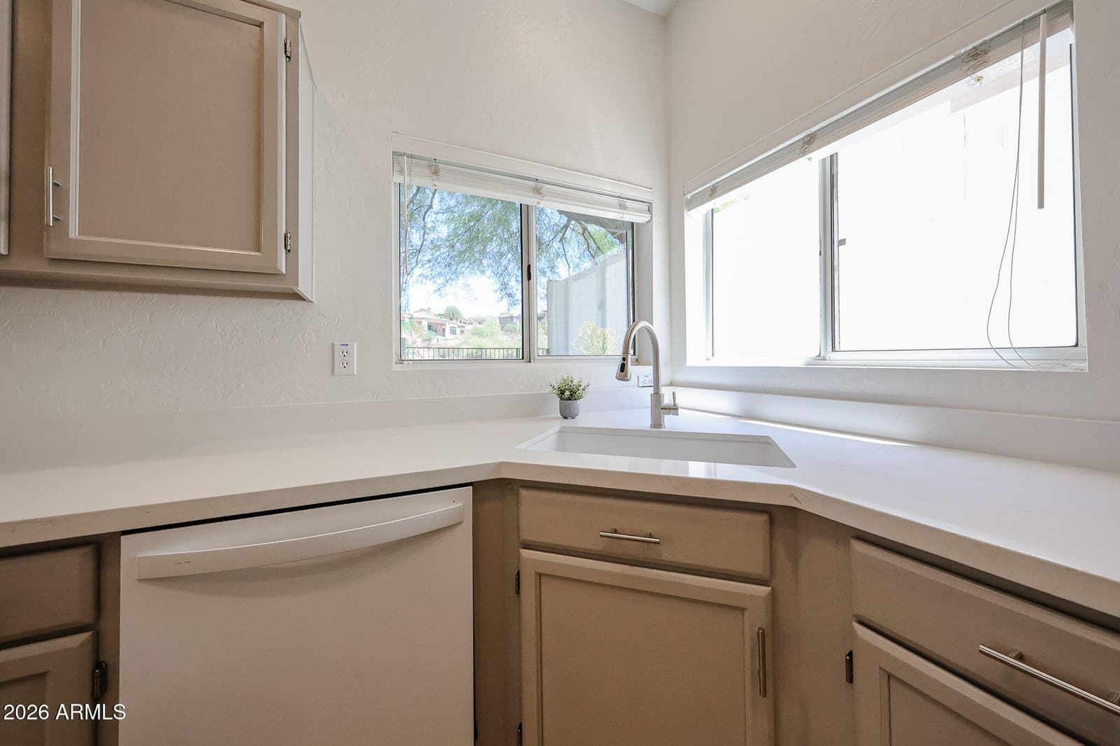 1330 E VOLTAIRE Avenue, Phoenix, AZ 85022 — photo 18 of 54
