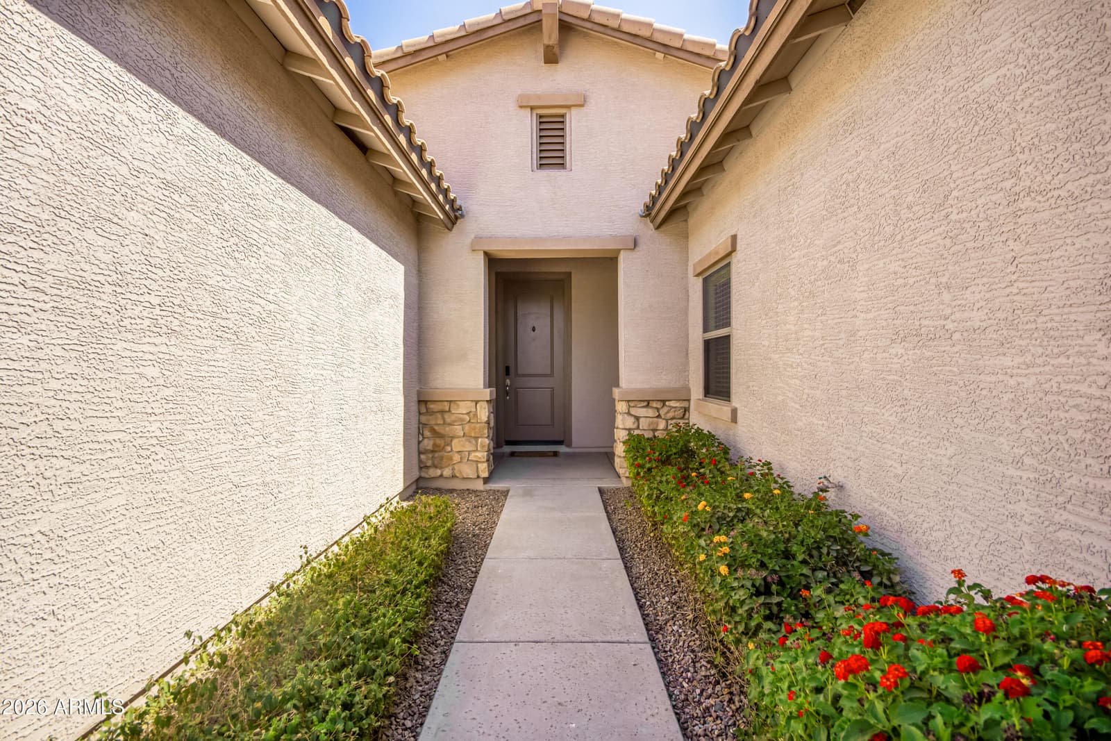 2695 E RAKESTRAW Lane, Gilbert, AZ 85298 — photo 4 of 41