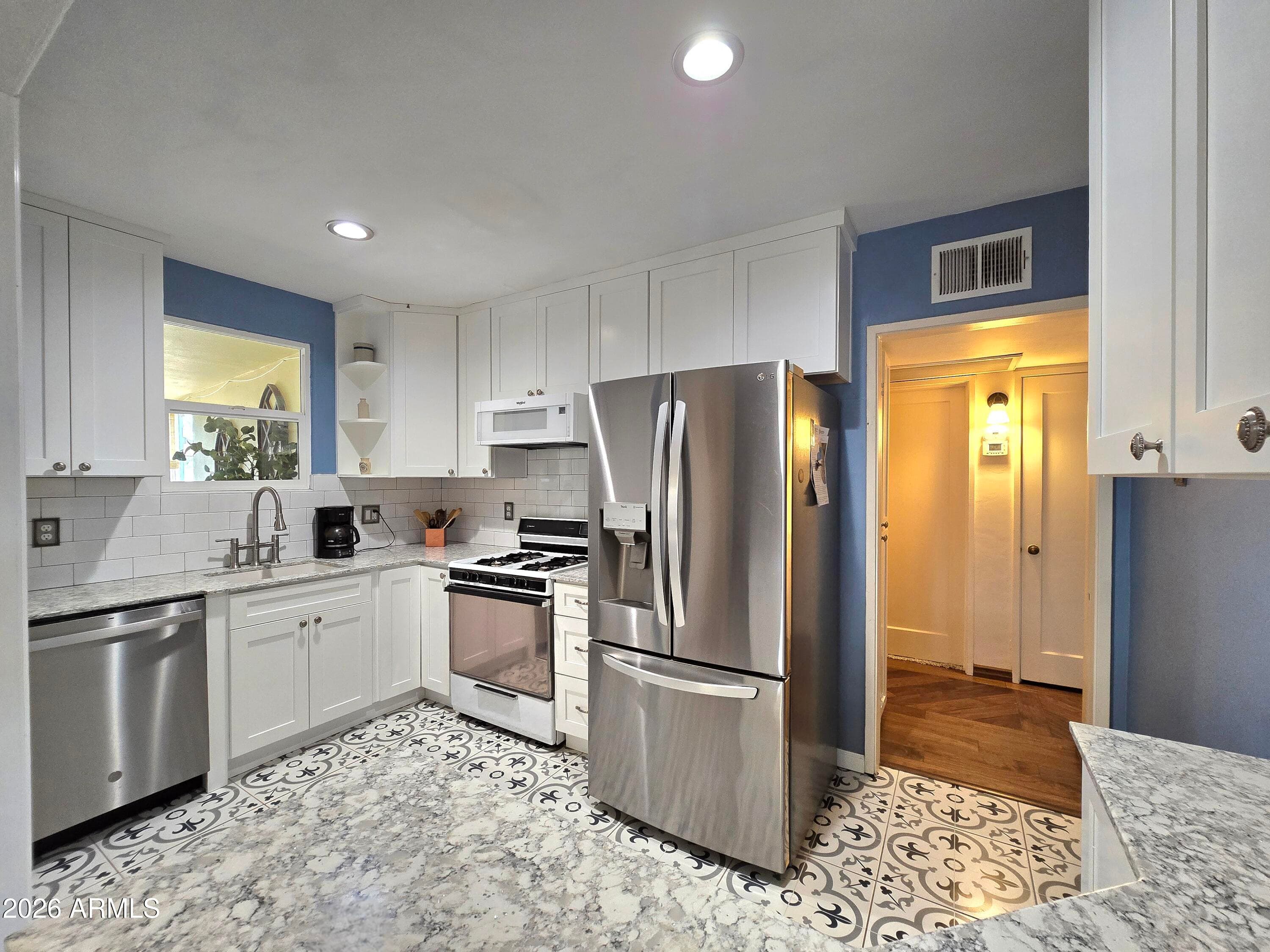 1306 W CLARENDON Avenue, Phoenix, AZ 85013 — photo 10 of 33