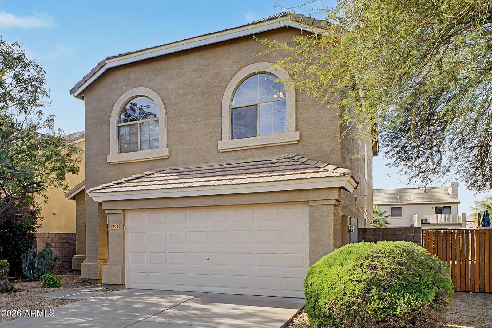 4208 E TETHER Trail, Phoenix, AZ 85050 — photo 4 of 35