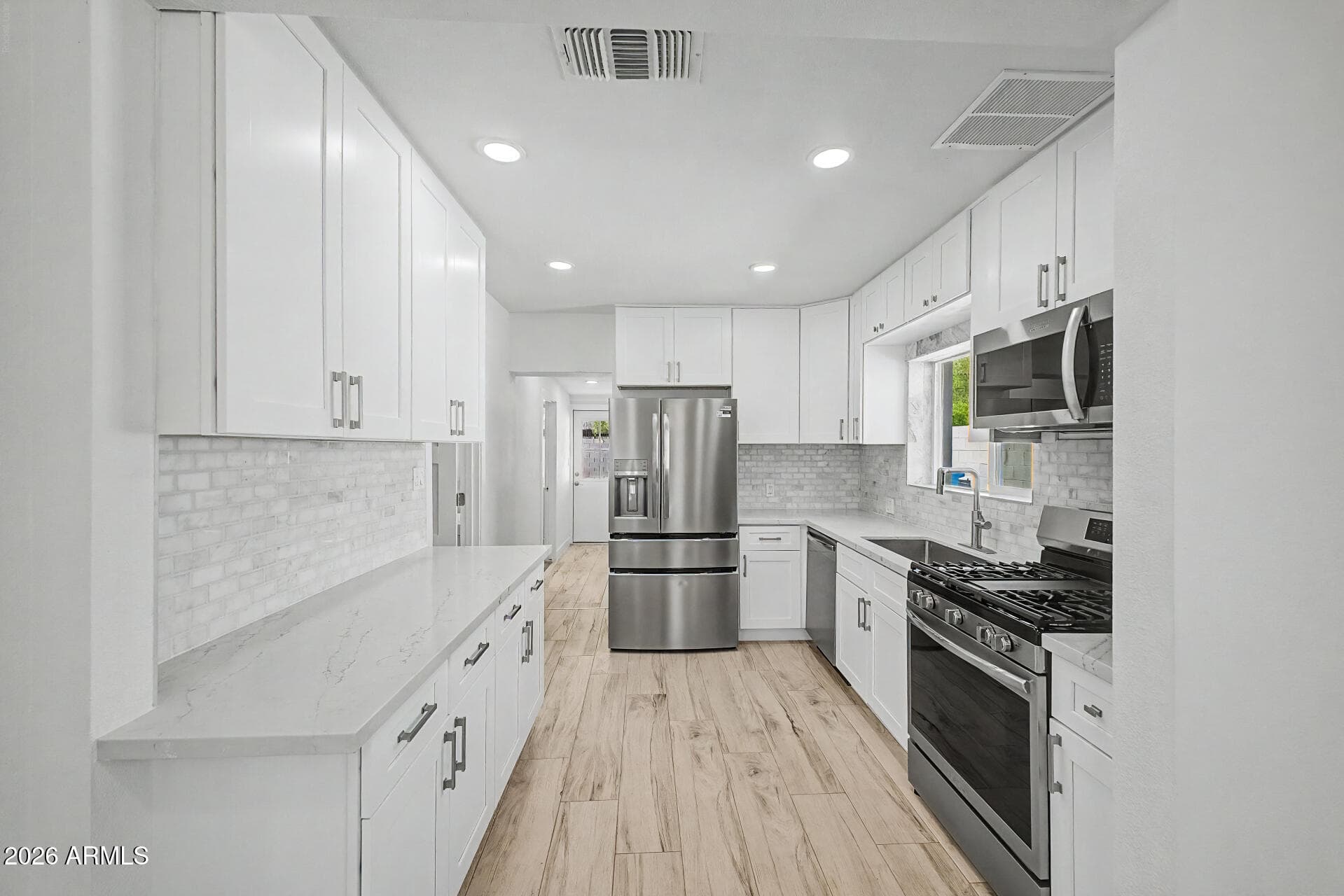 532 E CHEERY LYNN Road, Phoenix, AZ 85012 — photo 12 of 37