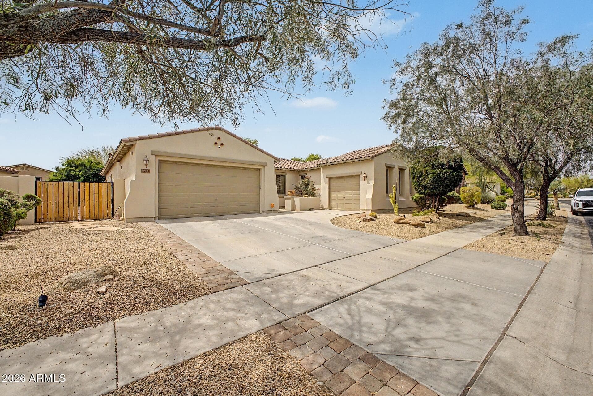 1741 W BRAMBLE BERRY Lane, Phoenix, AZ 85085 — photo 5 of 39