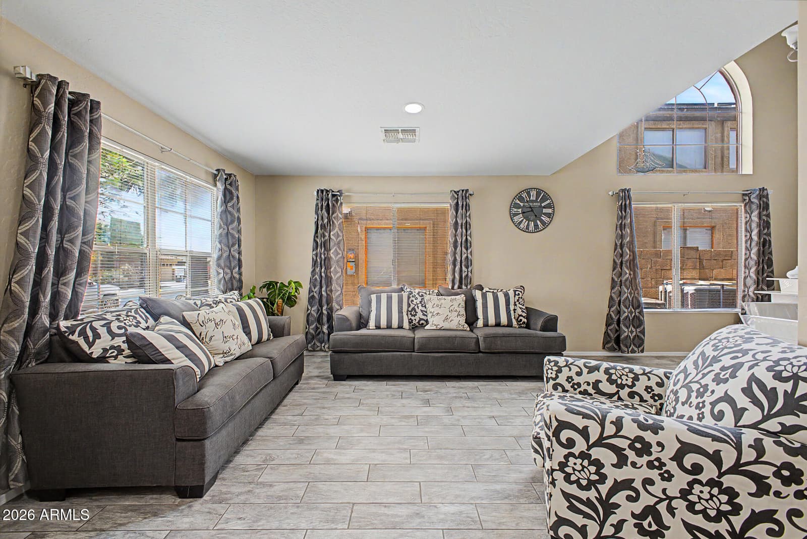 2916 W GLASS Lane, Phoenix, AZ 85041 — photo 4 of 36