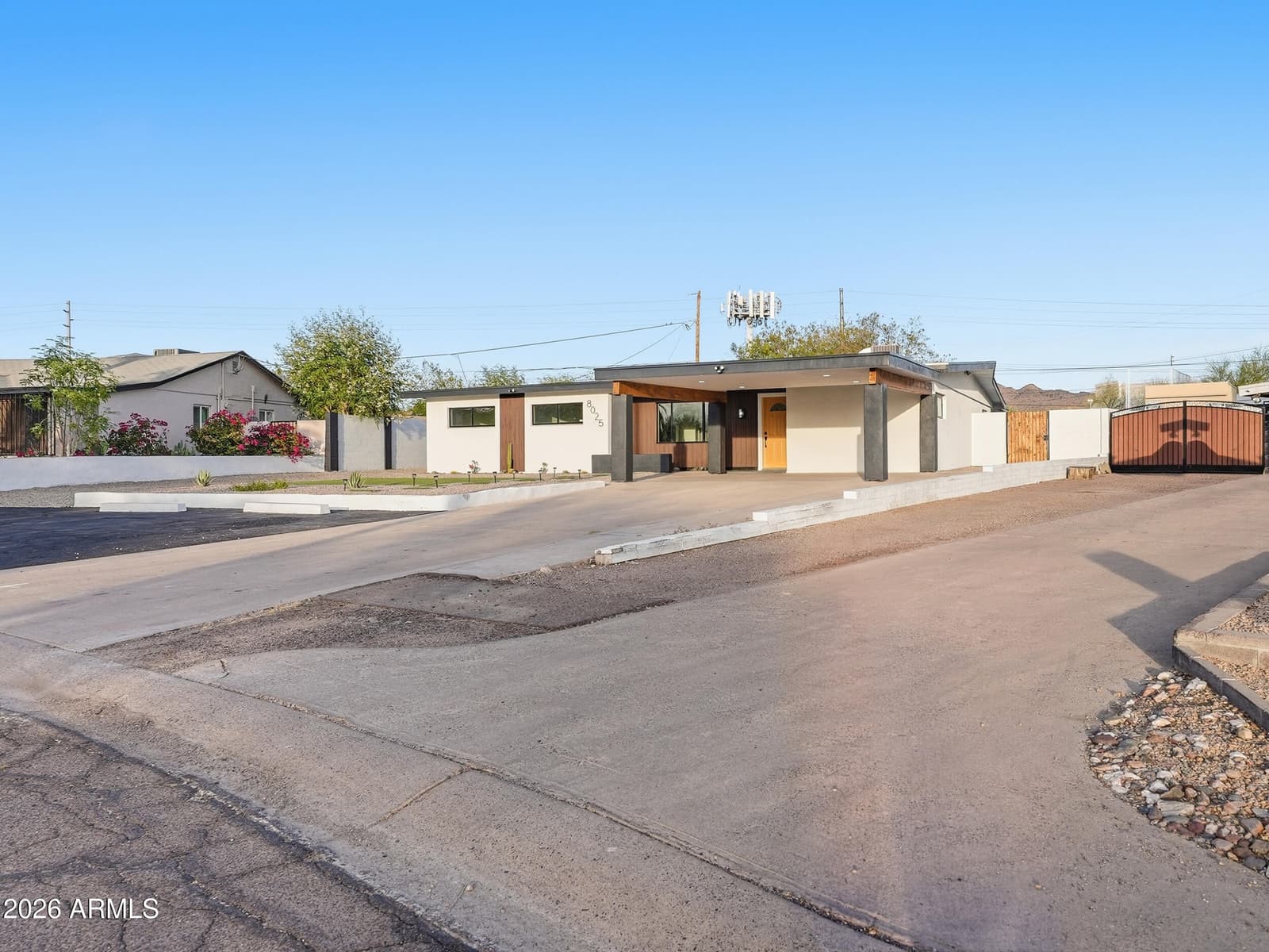 8025 N 11TH Place, Phoenix, AZ 85020 — photo 3 of 56