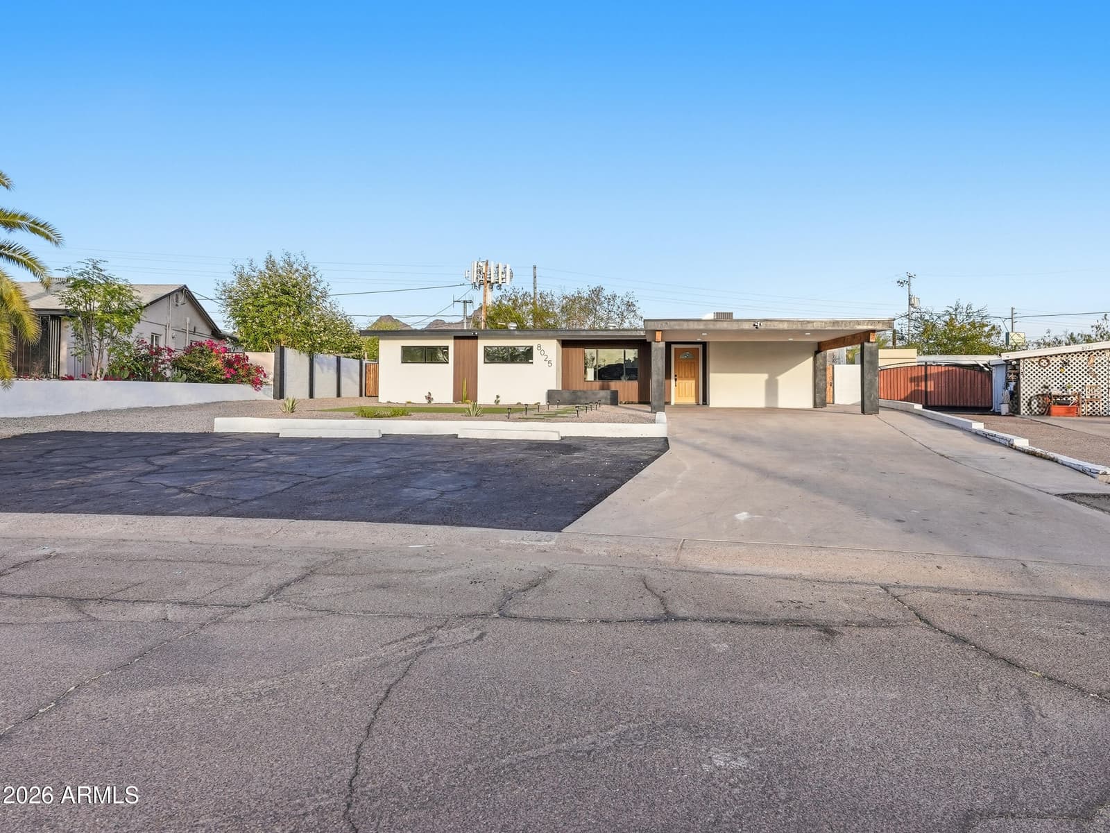 8025 N 11TH Place, Phoenix, AZ 85020 — photo 4 of 56